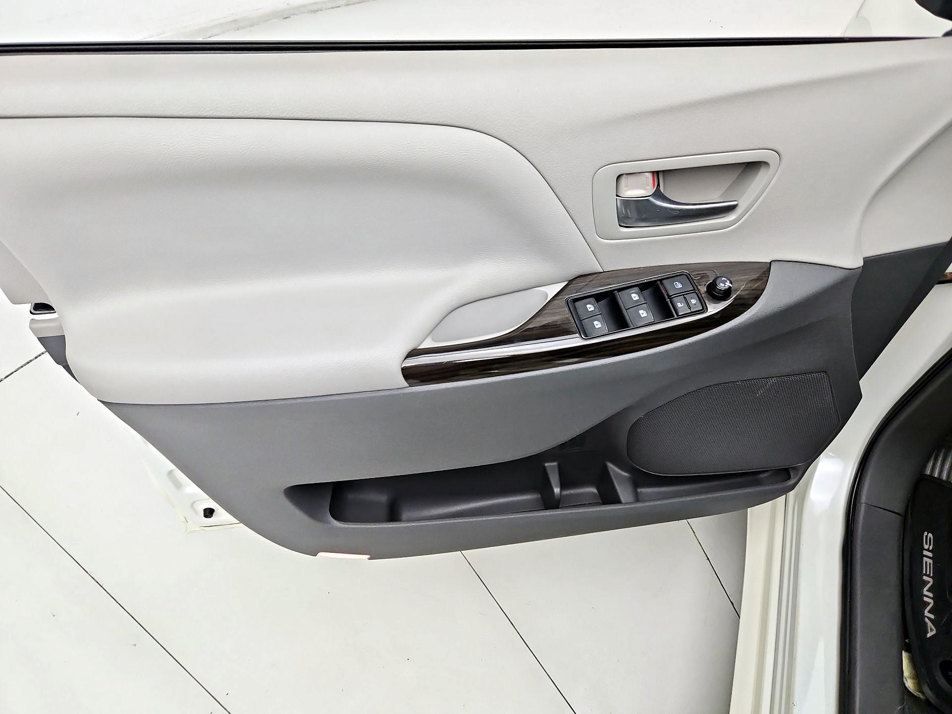 Thumbnail: 2015 Toyota Sienna - 12