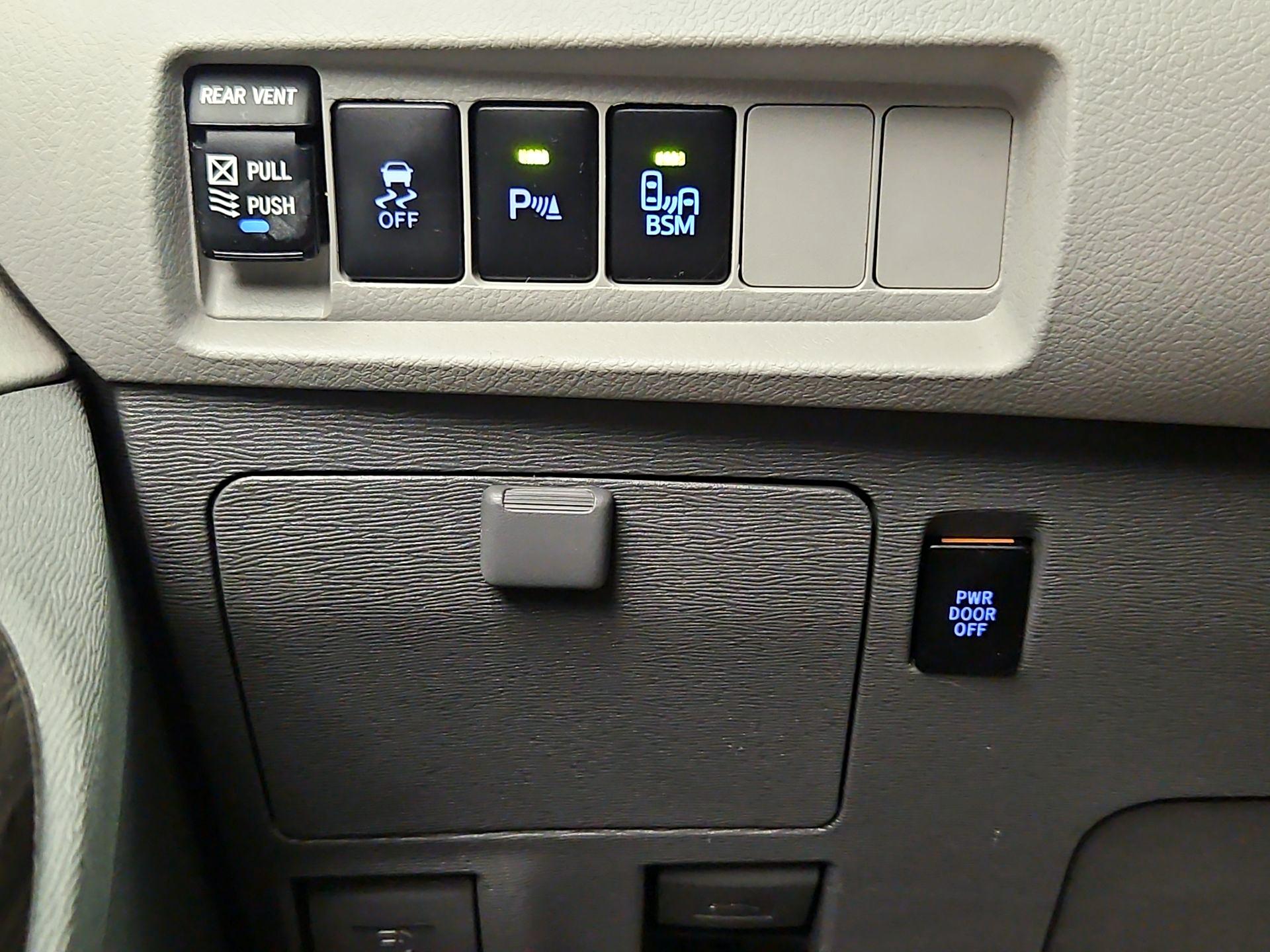 Thumbnail: 2015 Toyota Sienna - 13