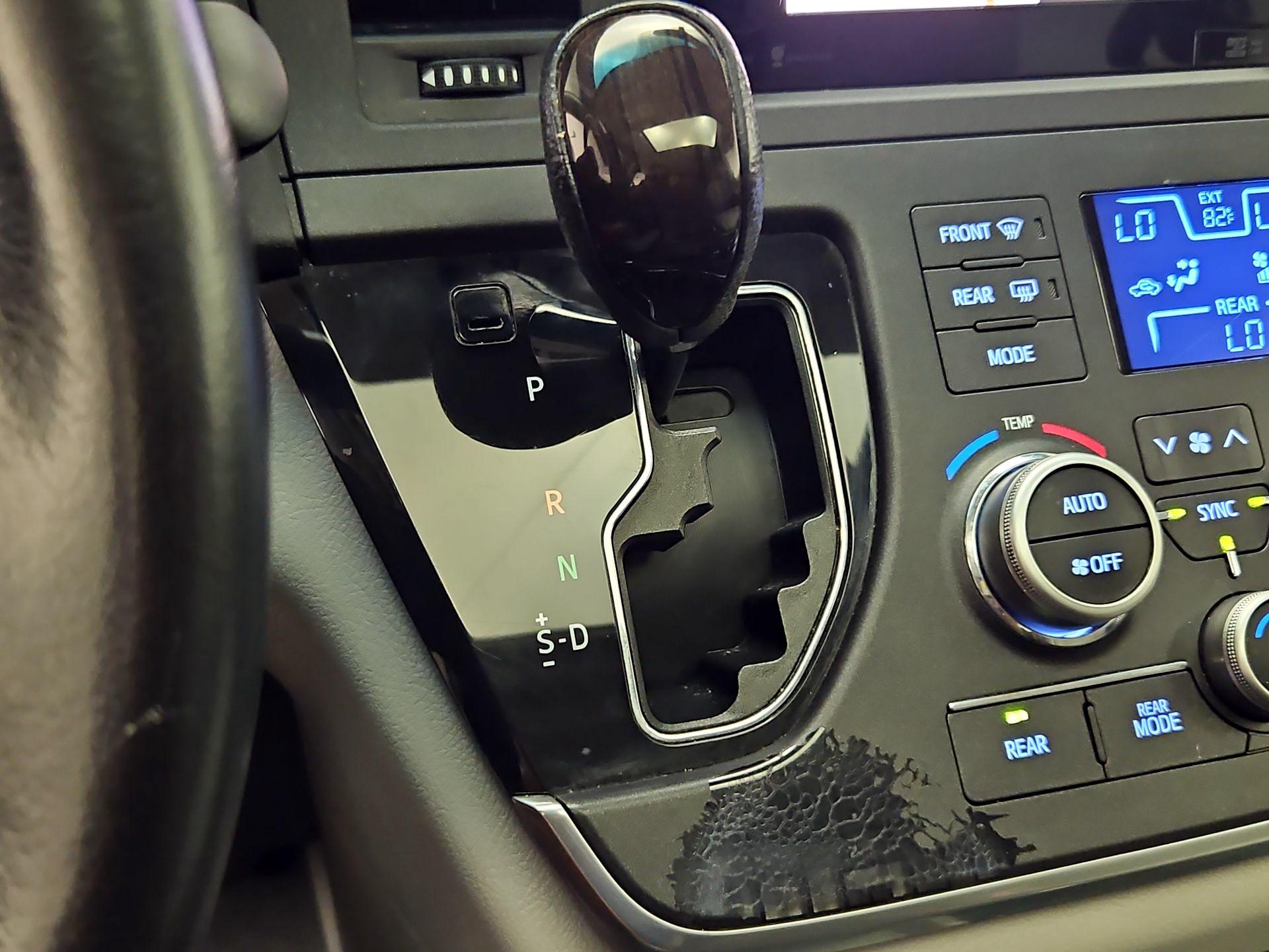 Thumbnail: 2015 Toyota Sienna - 18