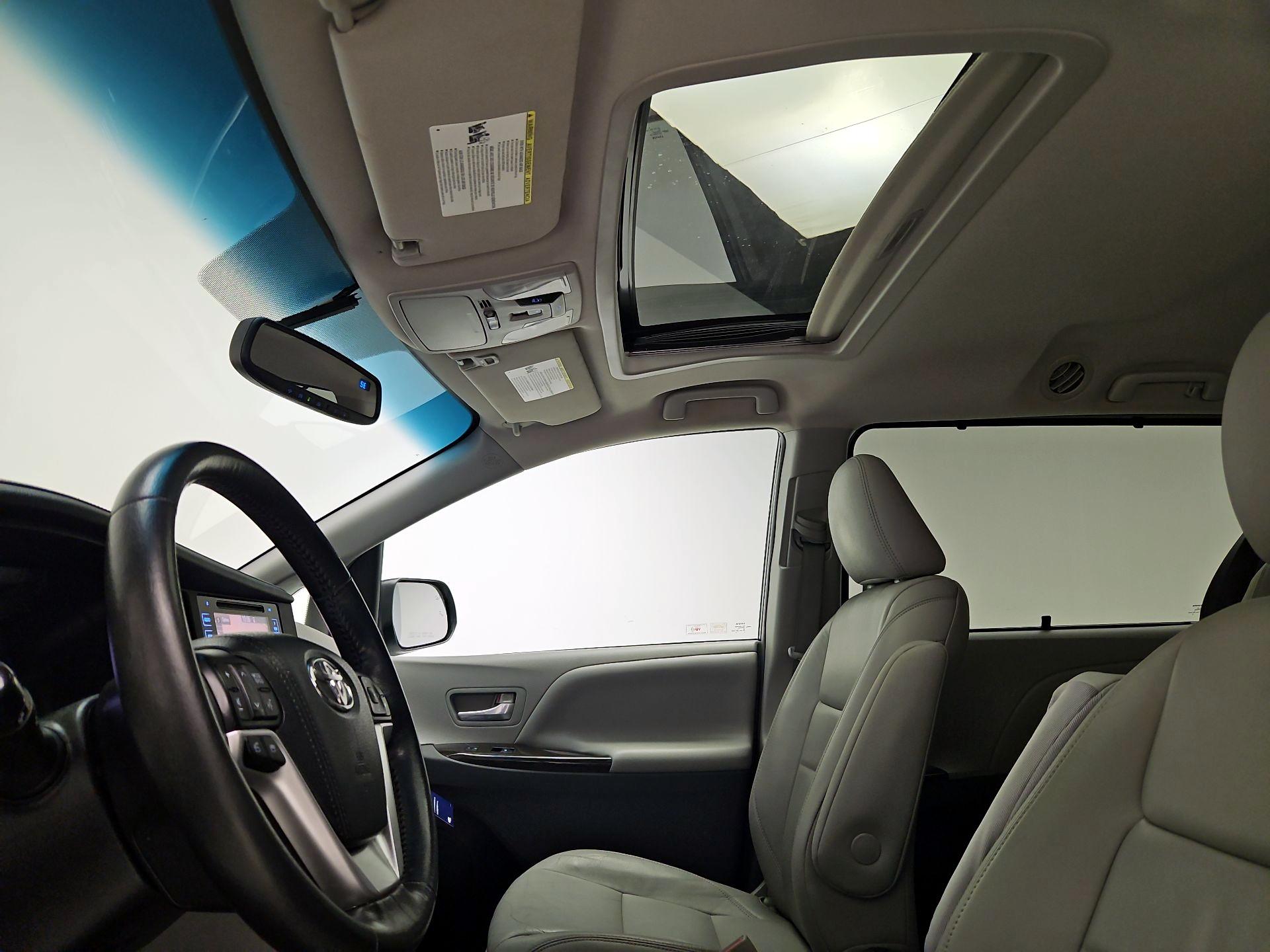 Thumbnail: 2015 Toyota Sienna - 20