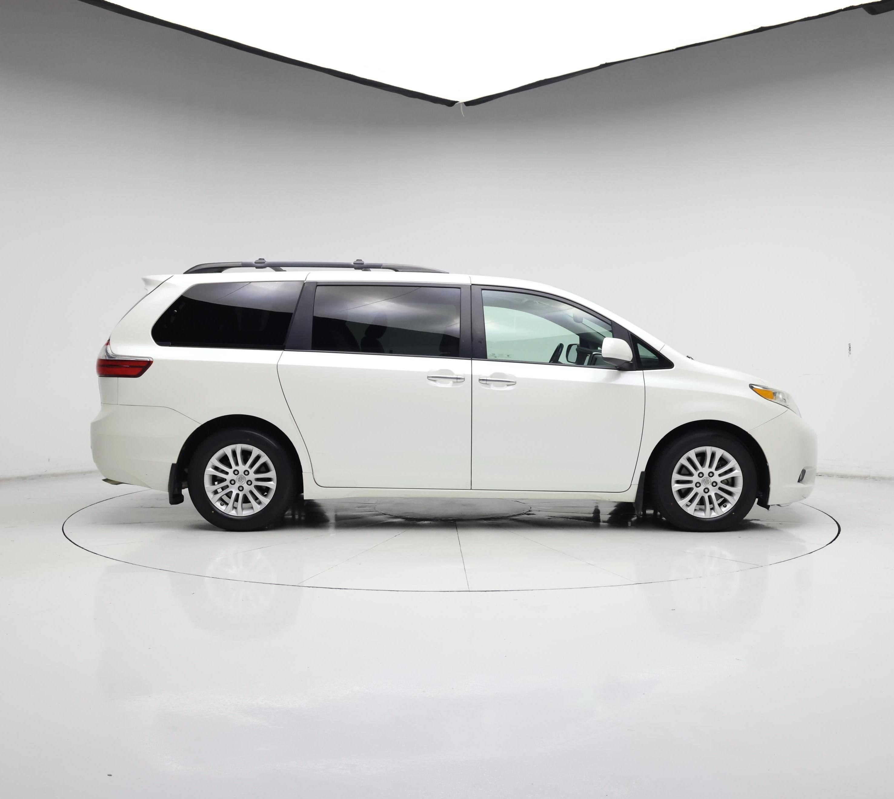Thumbnail: 2015 Toyota Sienna - 7