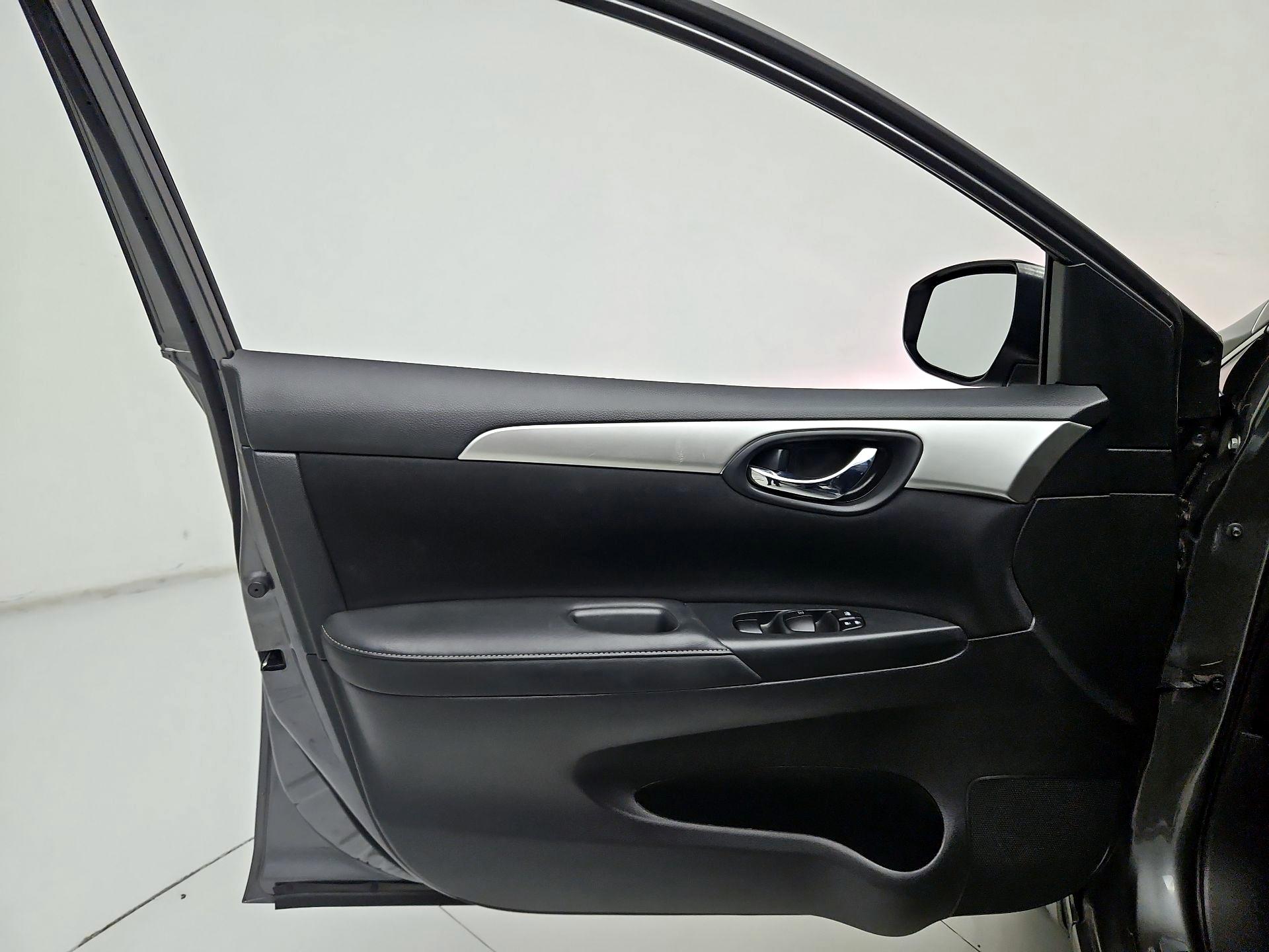 Thumbnail: 2016 Nissan Sentra - 12