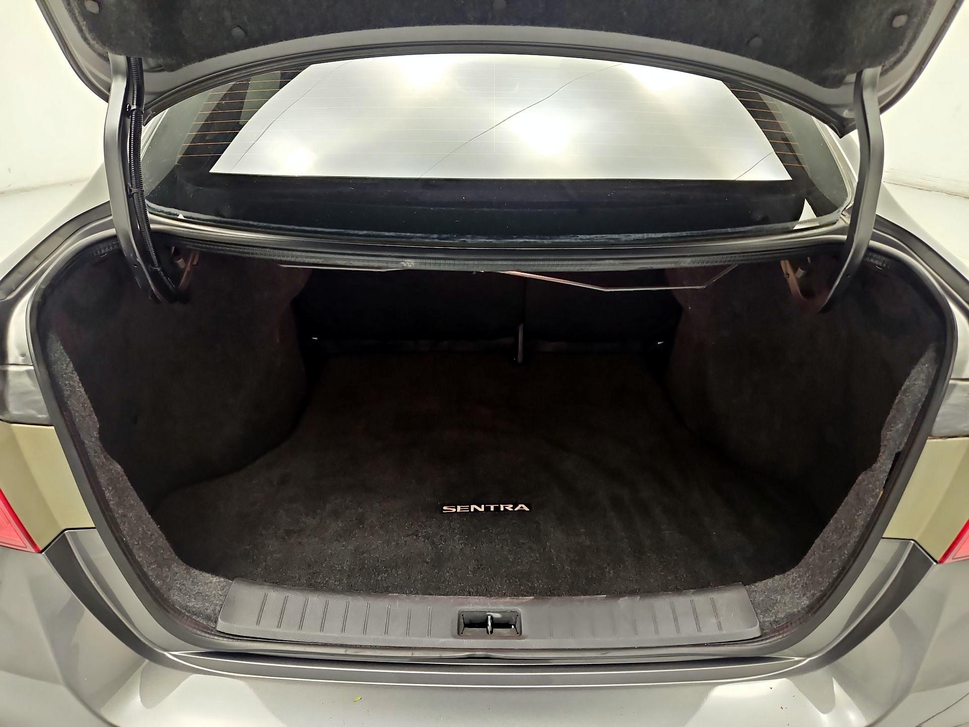 Thumbnail: 2016 Nissan Sentra - 17