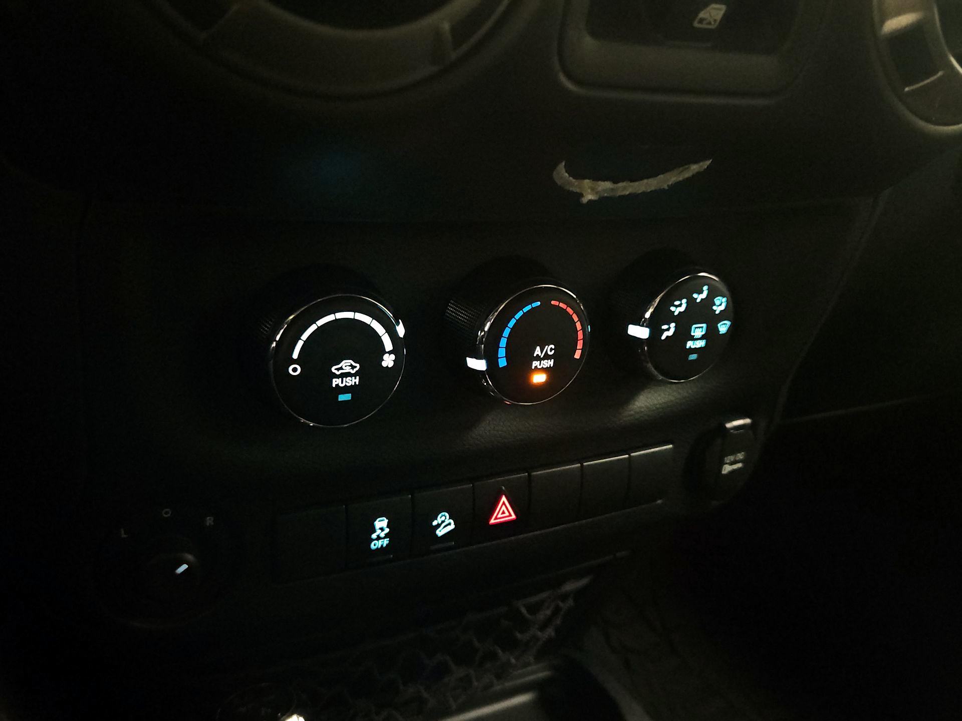 Thumbnail: 2016 Jeep Wrangler - 14
