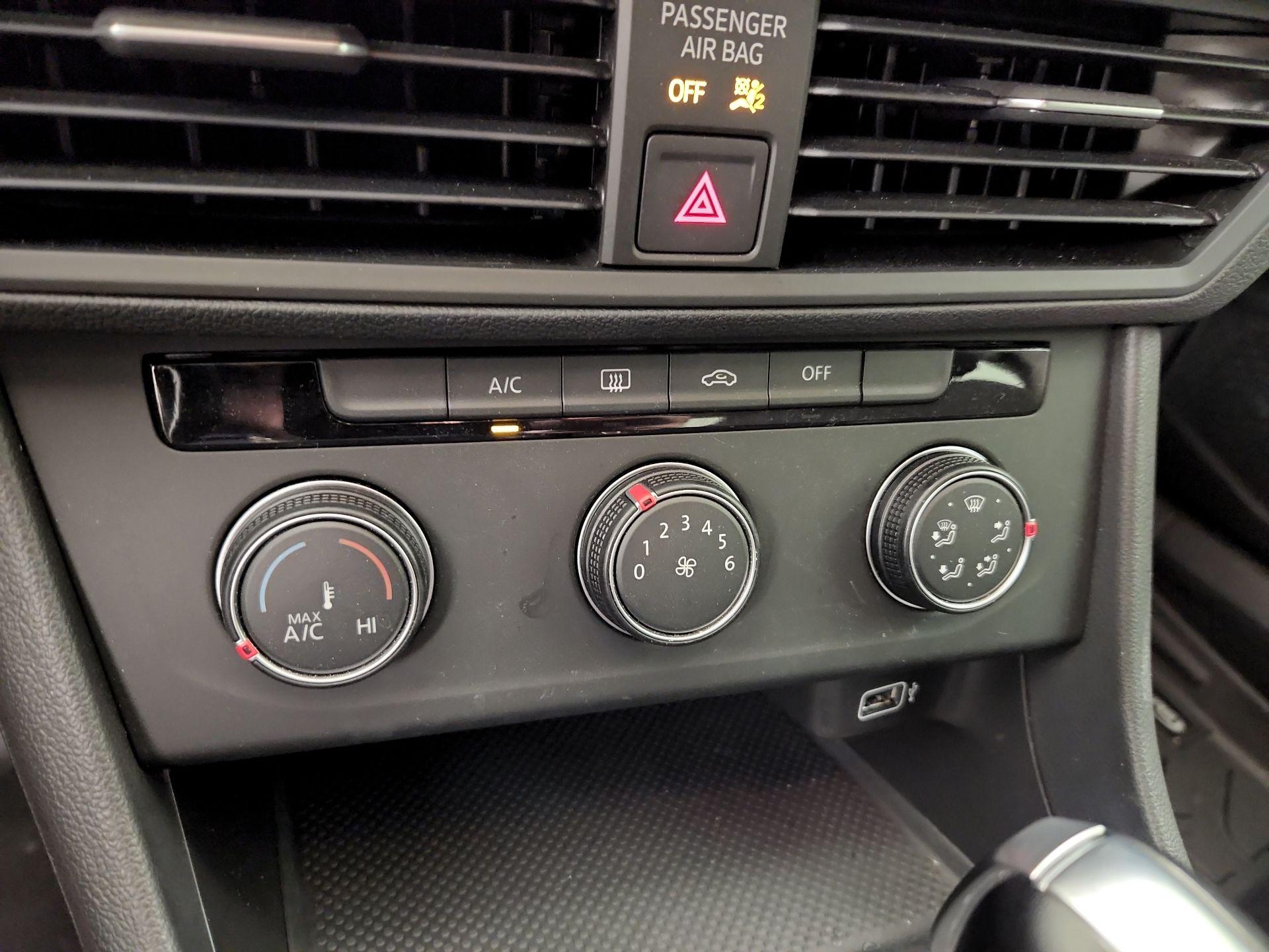 Thumbnail: 2019 Volkswagen Jetta - 16