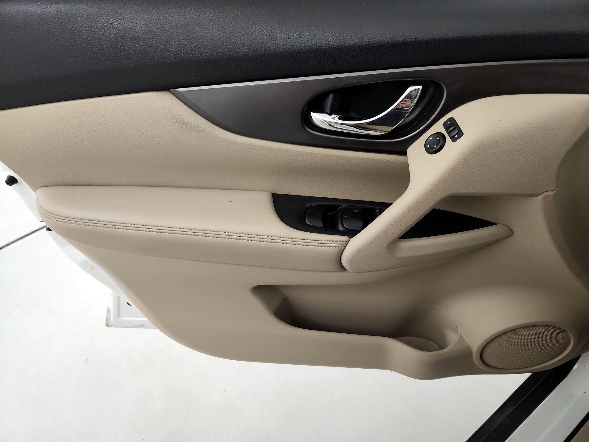Thumbnail: 2015 Nissan Rogue - 12