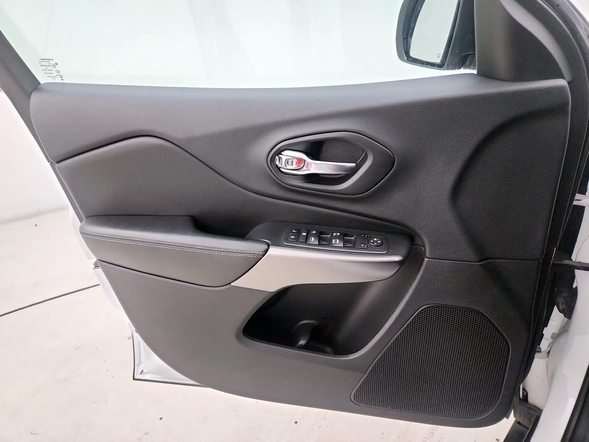 Thumbnail: 2019 Jeep Cherokee - 12