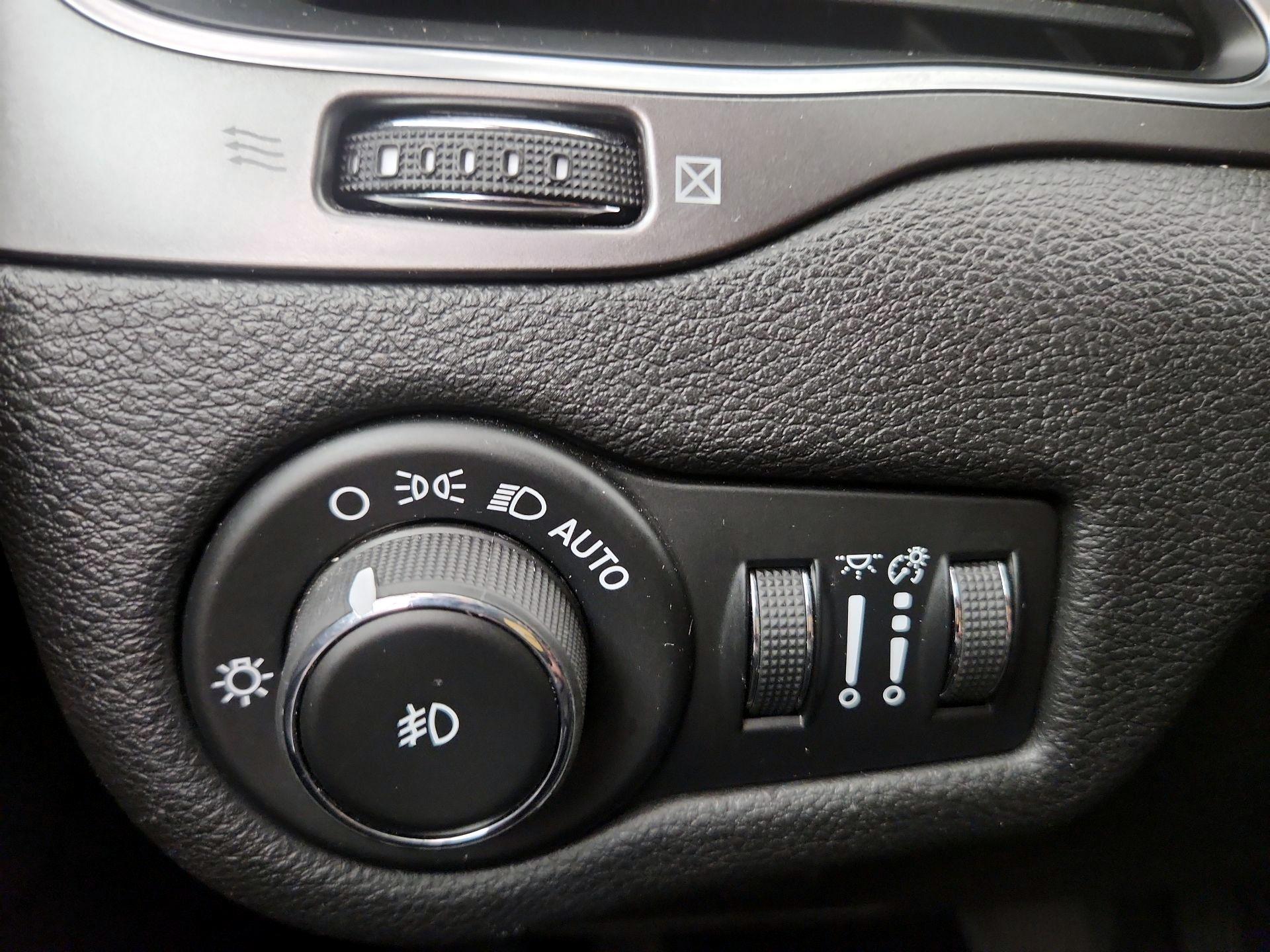 Thumbnail: 2019 Jeep Cherokee - 13