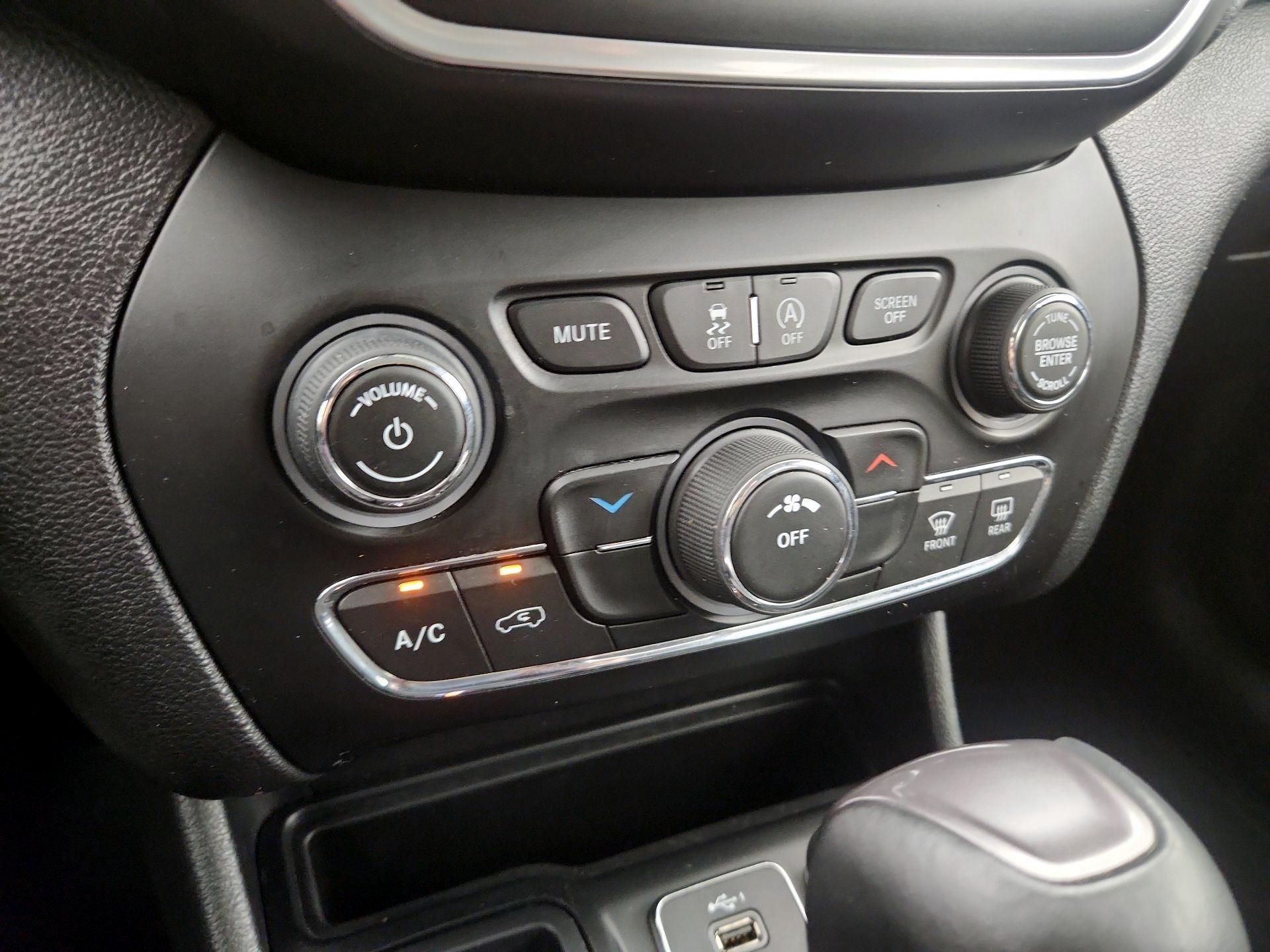 Thumbnail: 2019 Jeep Cherokee - 16
