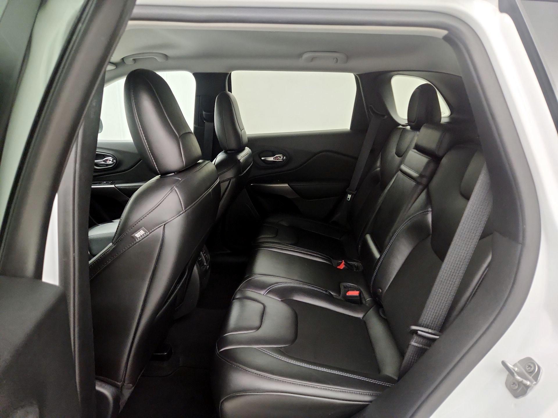 Thumbnail: 2019 Jeep Cherokee - 18