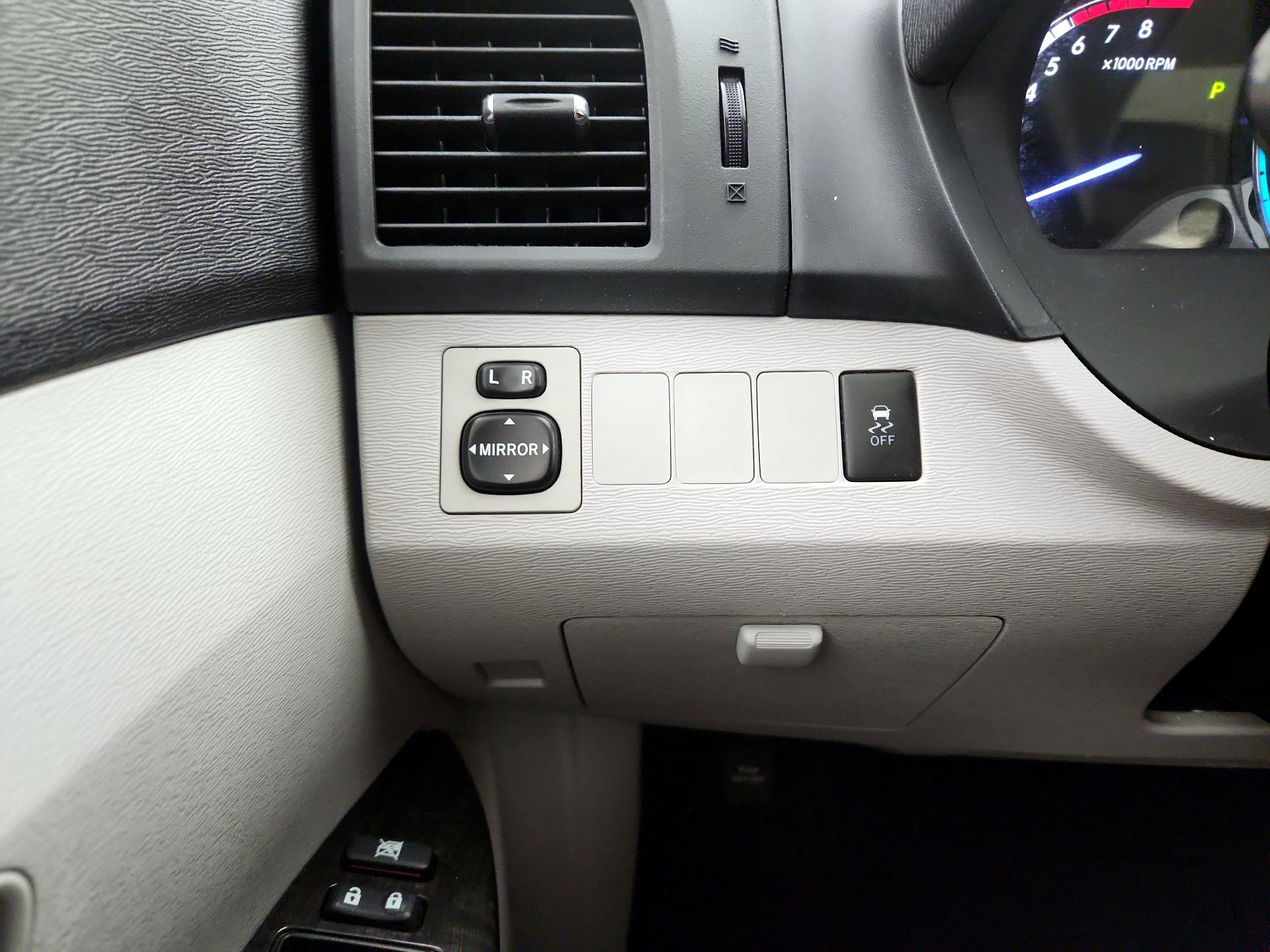 Thumbnail: 2014 Toyota Venza - 13
