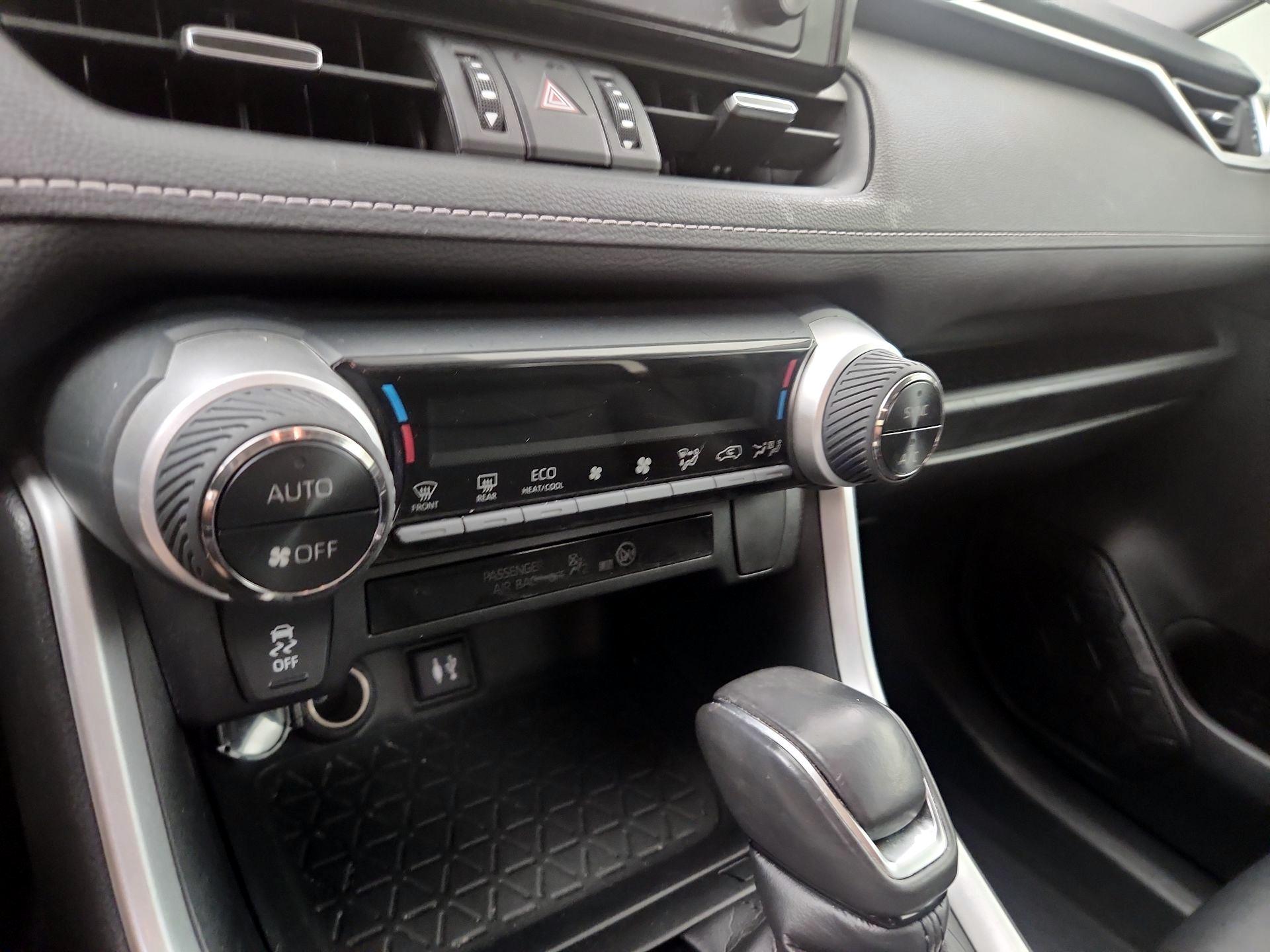 Thumbnail: 2019 Toyota RAV4 - 16