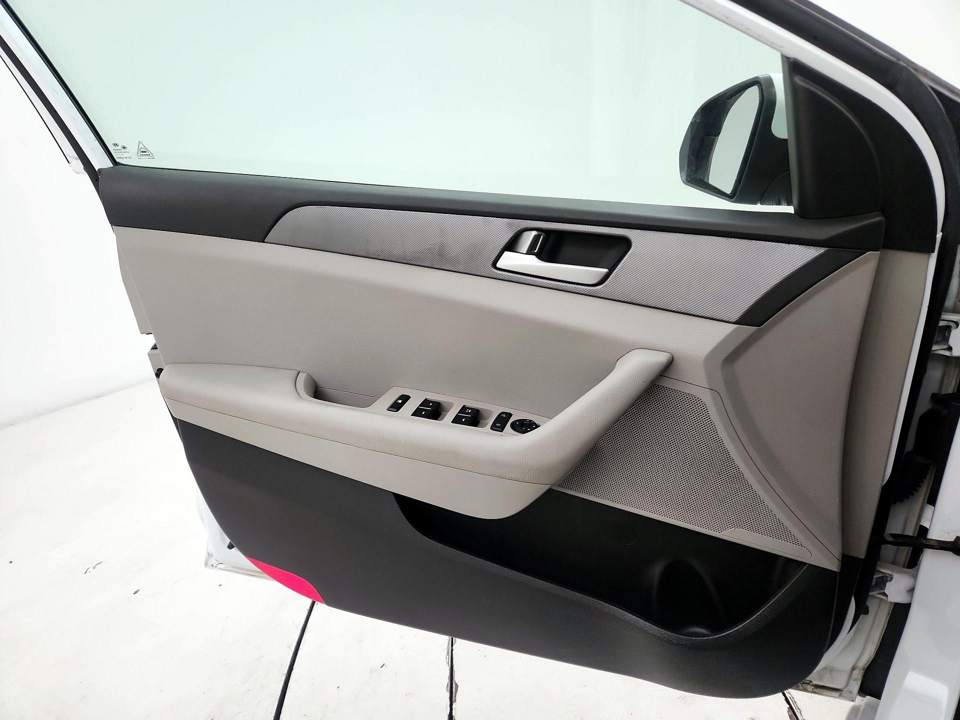 Thumbnail: 2016 Hyundai Sonata - 10