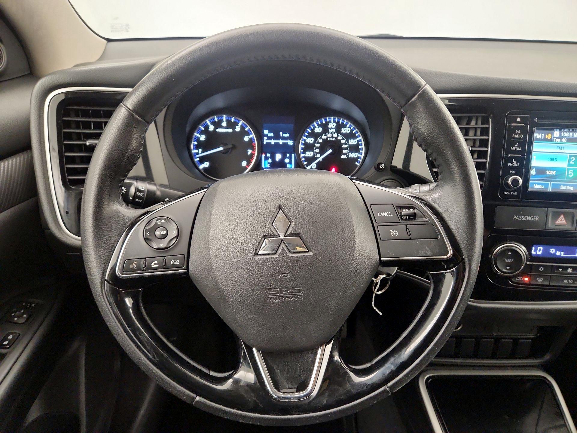 Thumbnail: 2017 Mitsubishi Outlander - 10