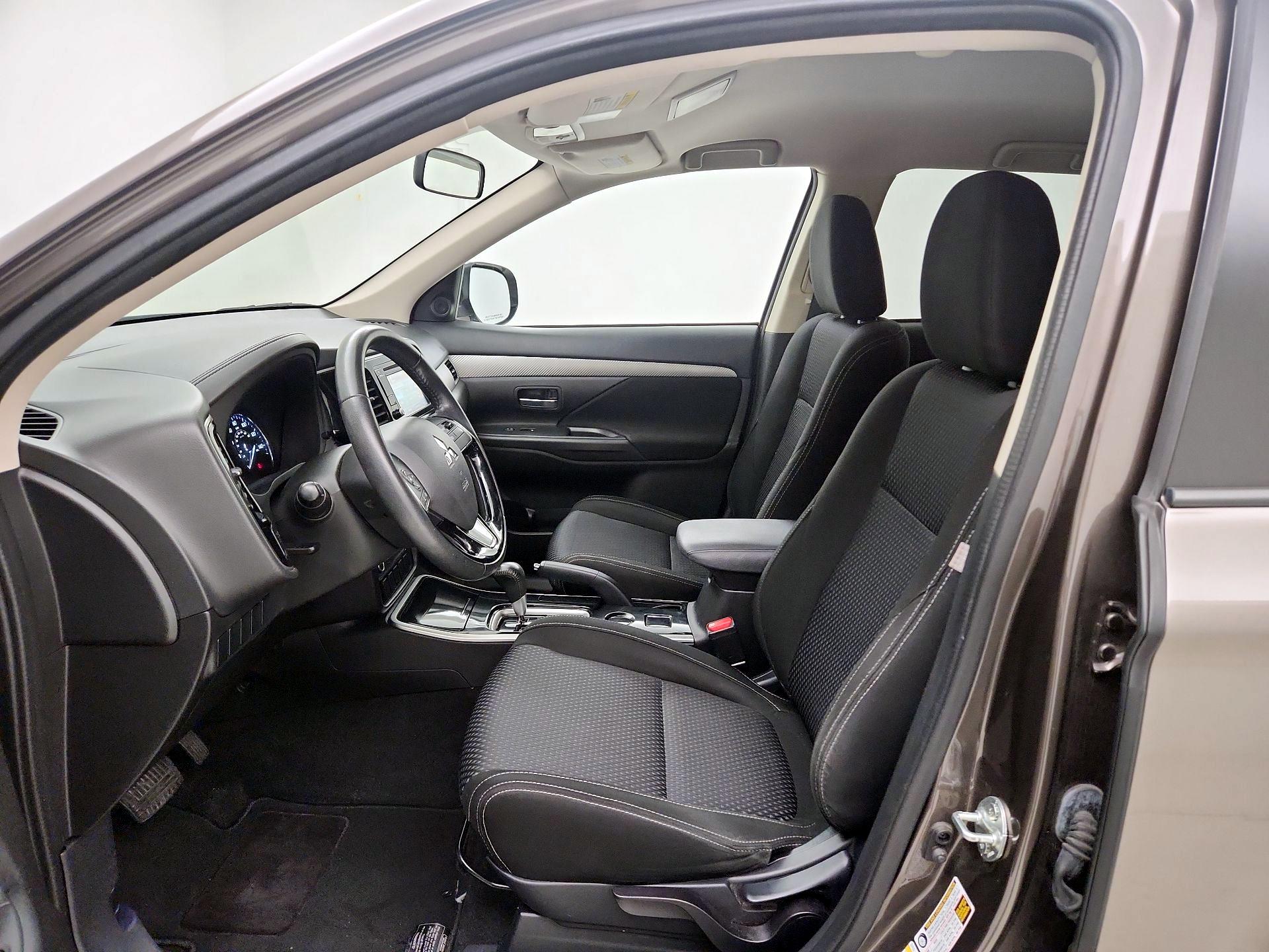Thumbnail: 2017 Mitsubishi Outlander - 11