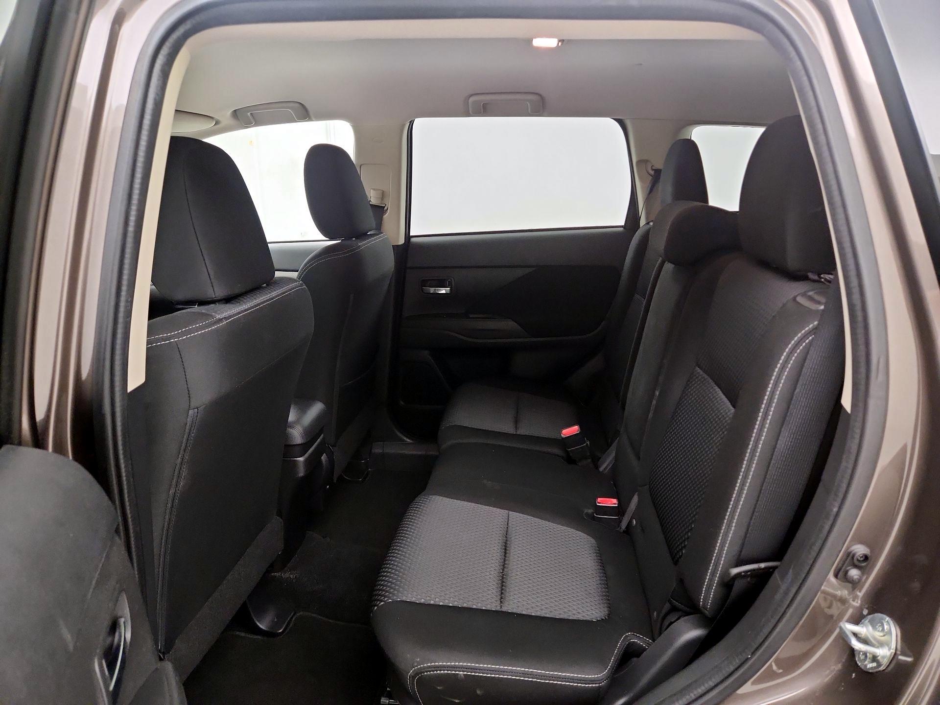 Thumbnail: 2017 Mitsubishi Outlander - 18