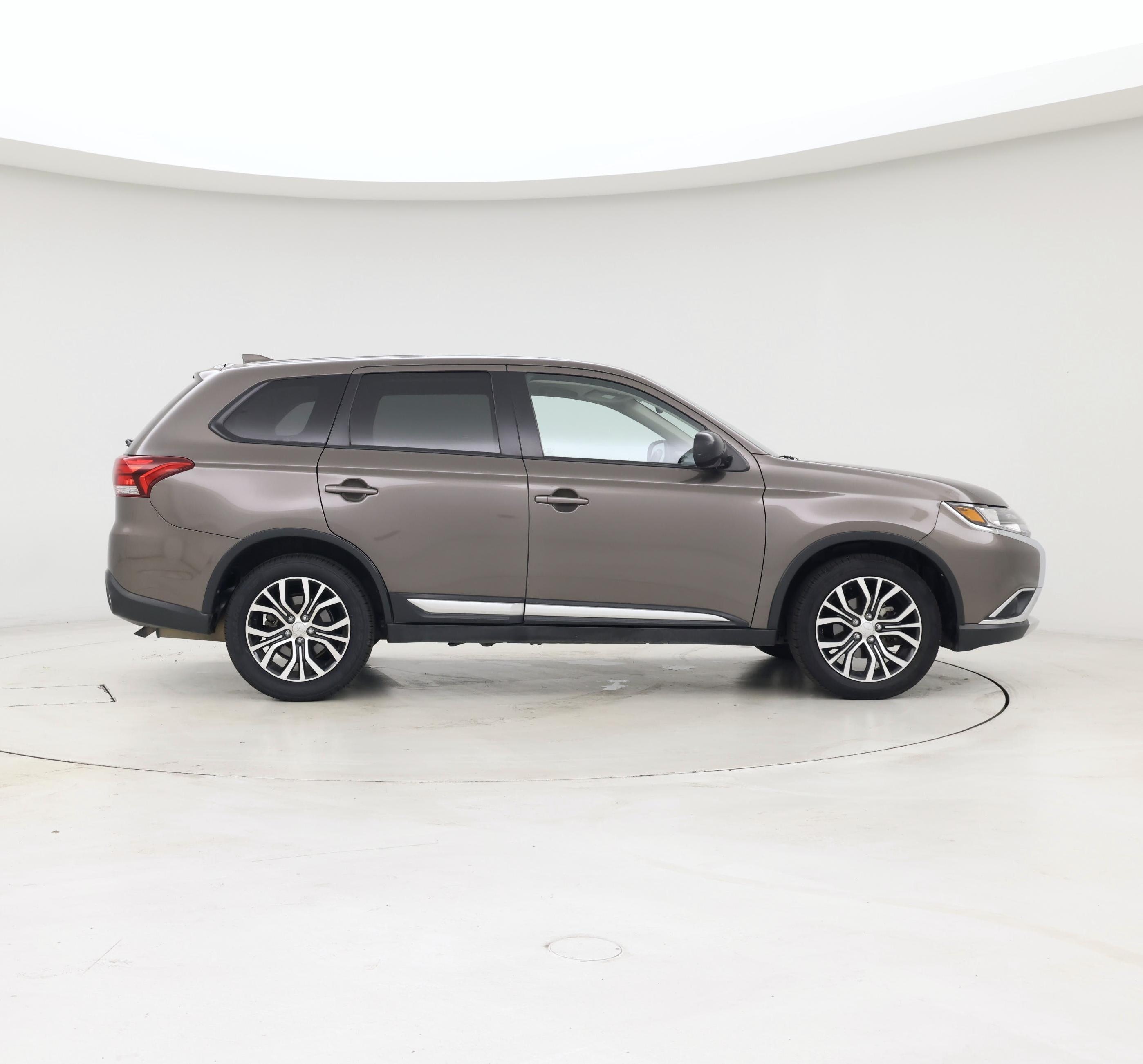 Thumbnail: 2017 Mitsubishi Outlander - 7