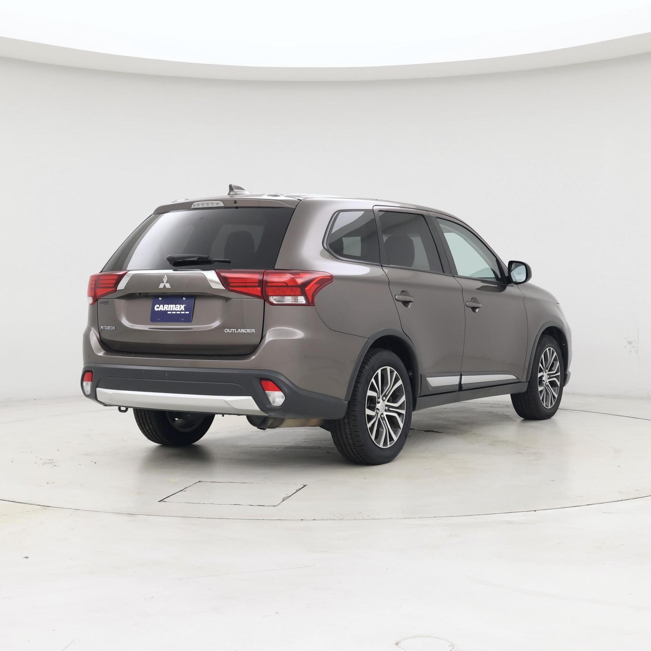 Thumbnail: 2017 Mitsubishi Outlander - 8
