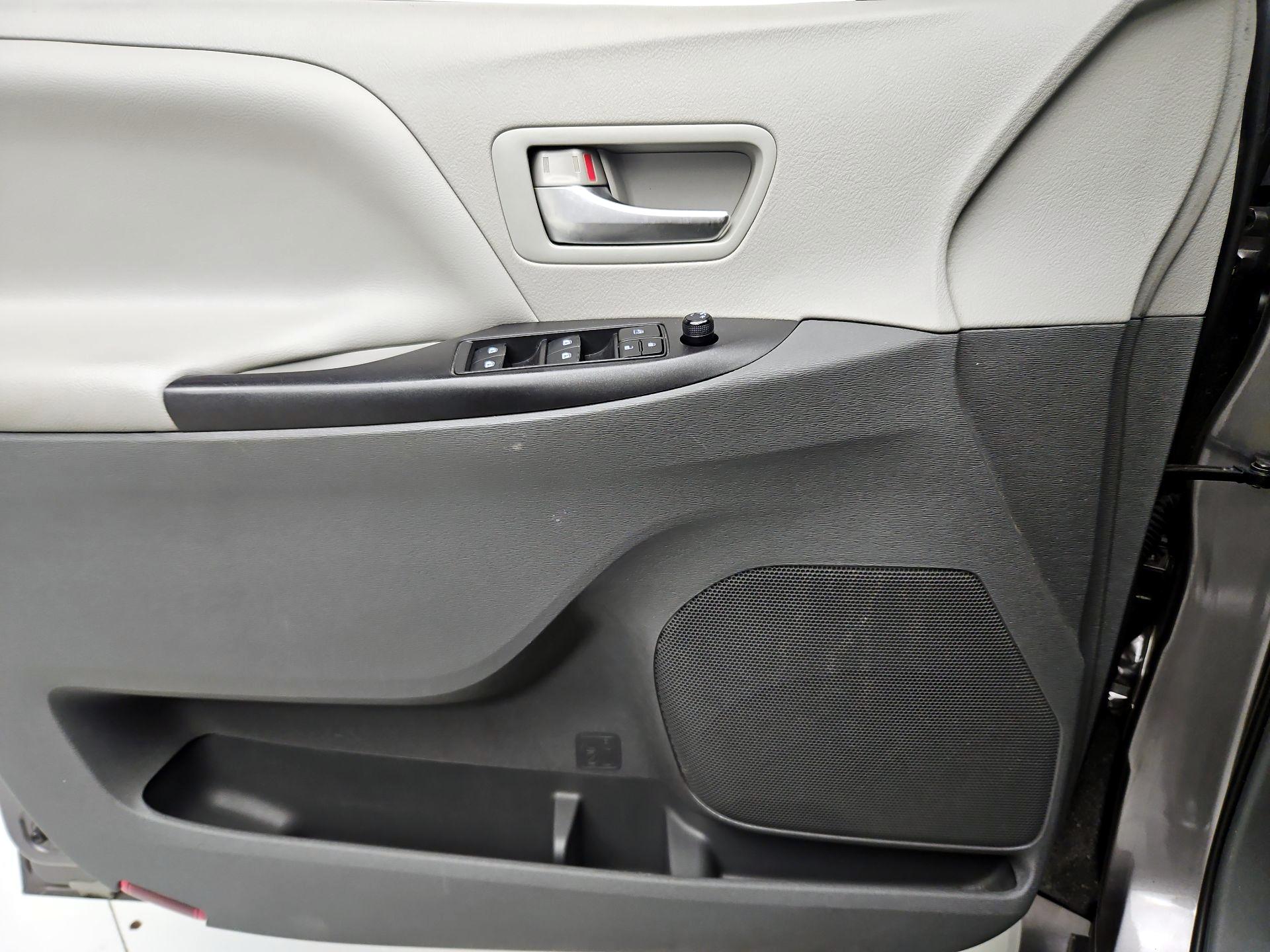 Thumbnail: 2020 Toyota Sienna - 12