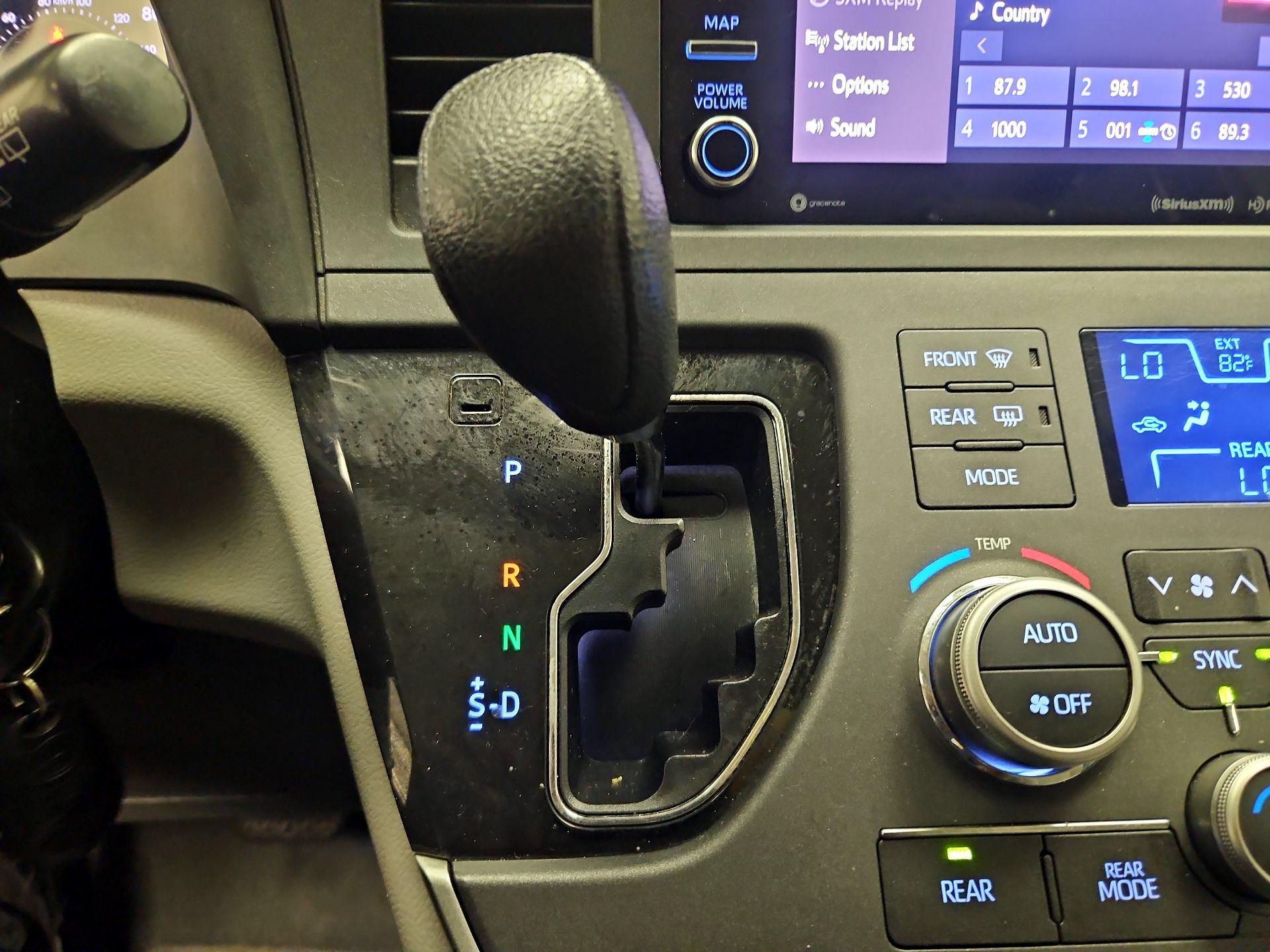Thumbnail: 2020 Toyota Sienna - 17