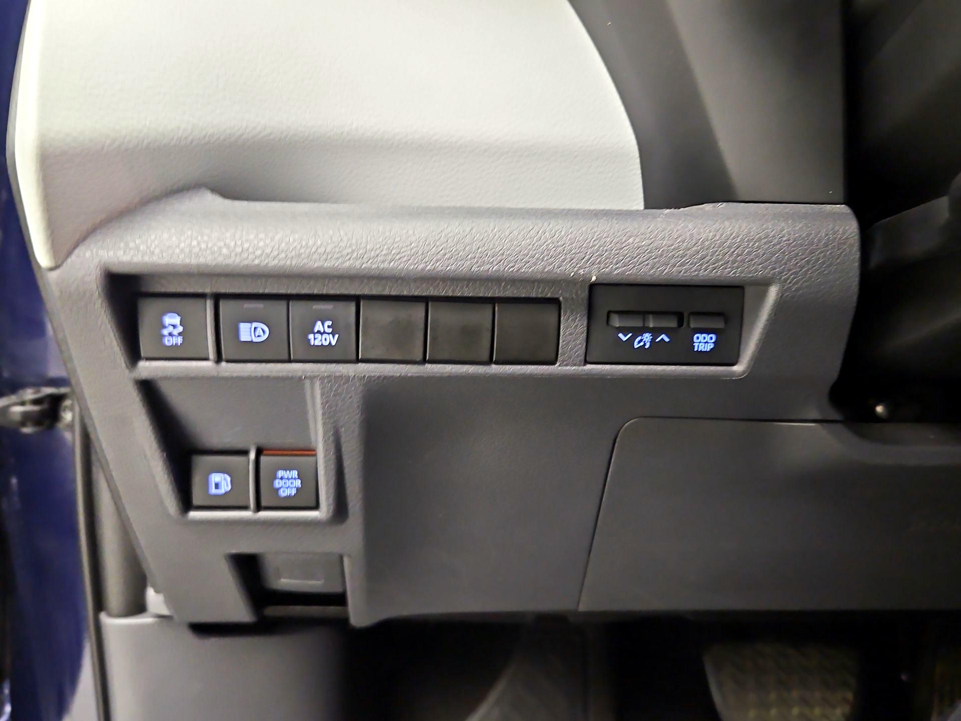 Thumbnail: 2022 Toyota Sienna - 13