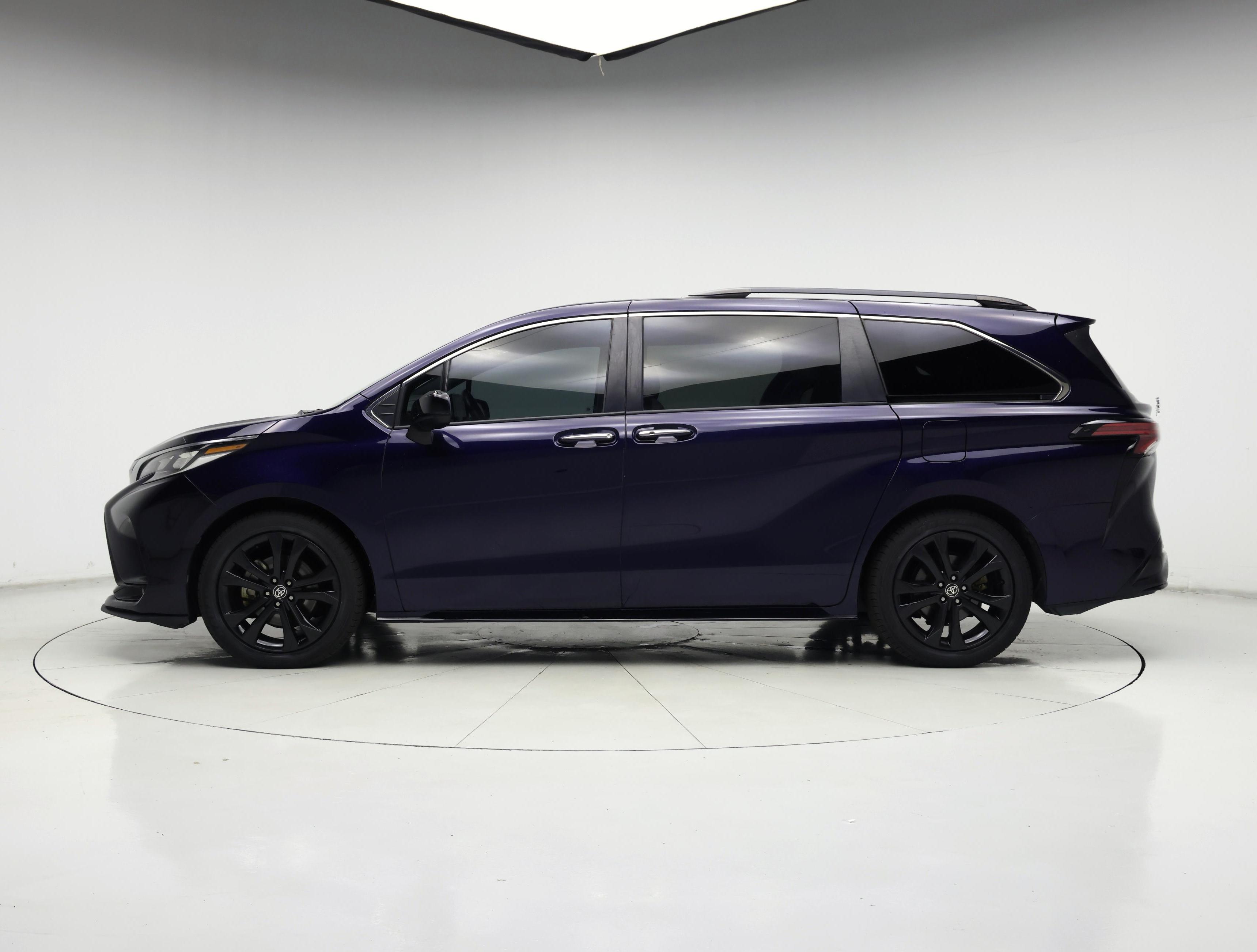 Thumbnail: 2022 Toyota Sienna - 3