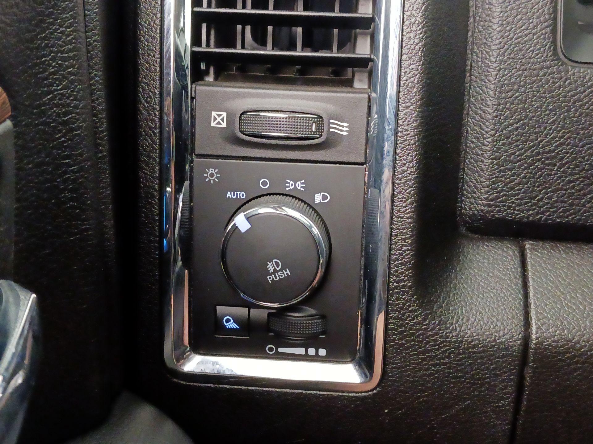 Thumbnail: 2019 RAM 1500 Classic - 13