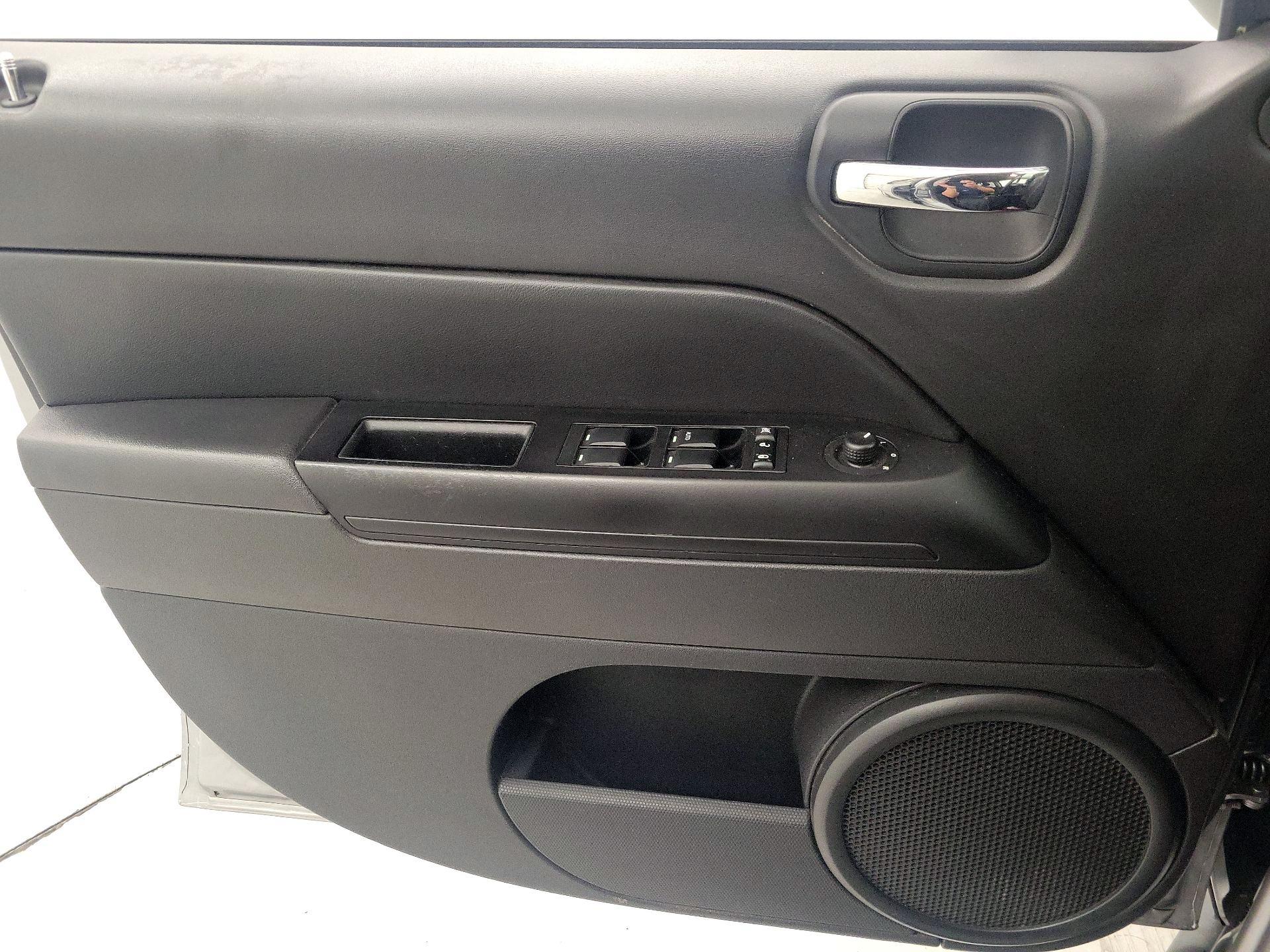 Thumbnail: 2015 Jeep Compass - 12