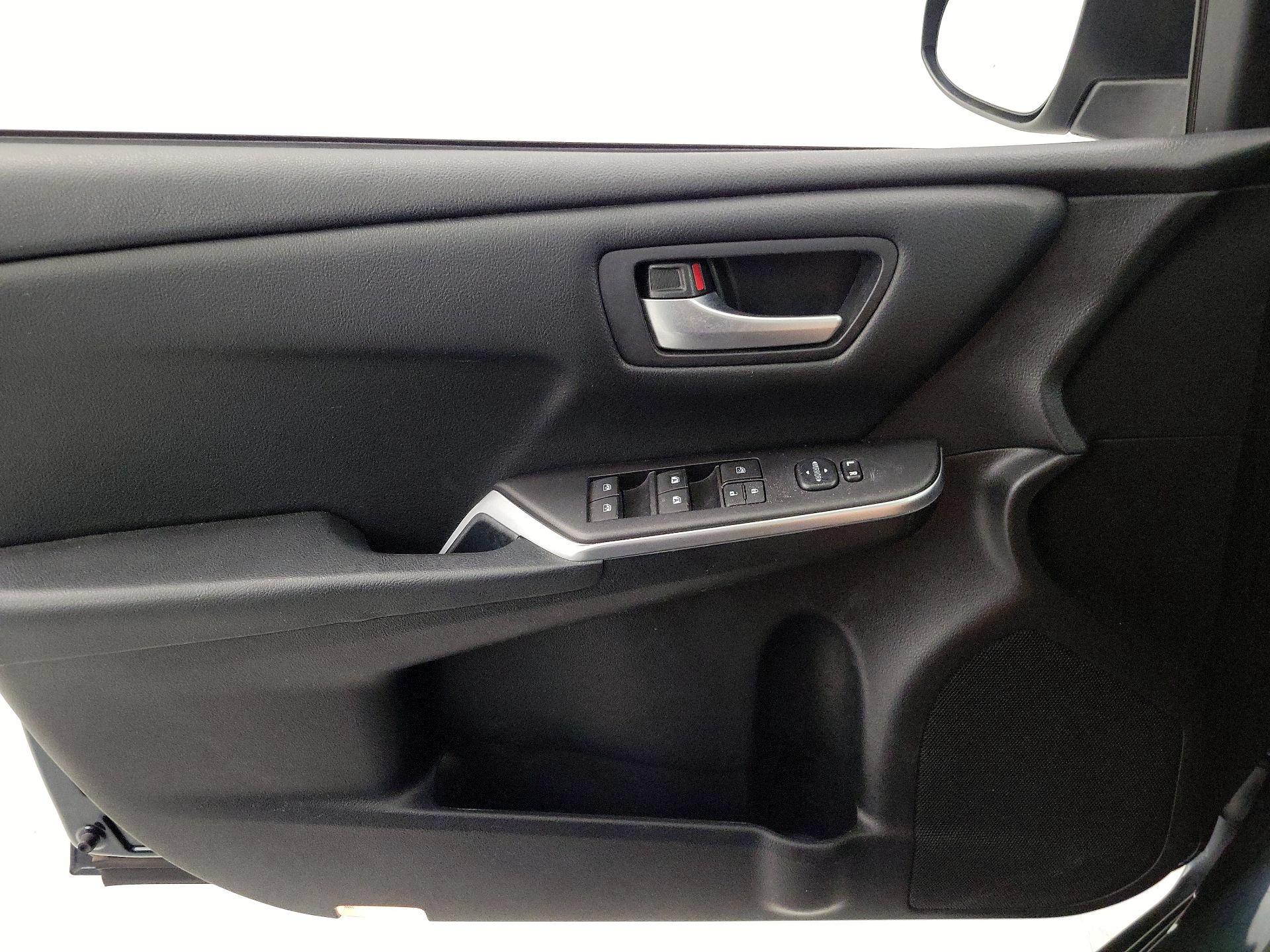 Thumbnail: 2015 Toyota Camry - 12