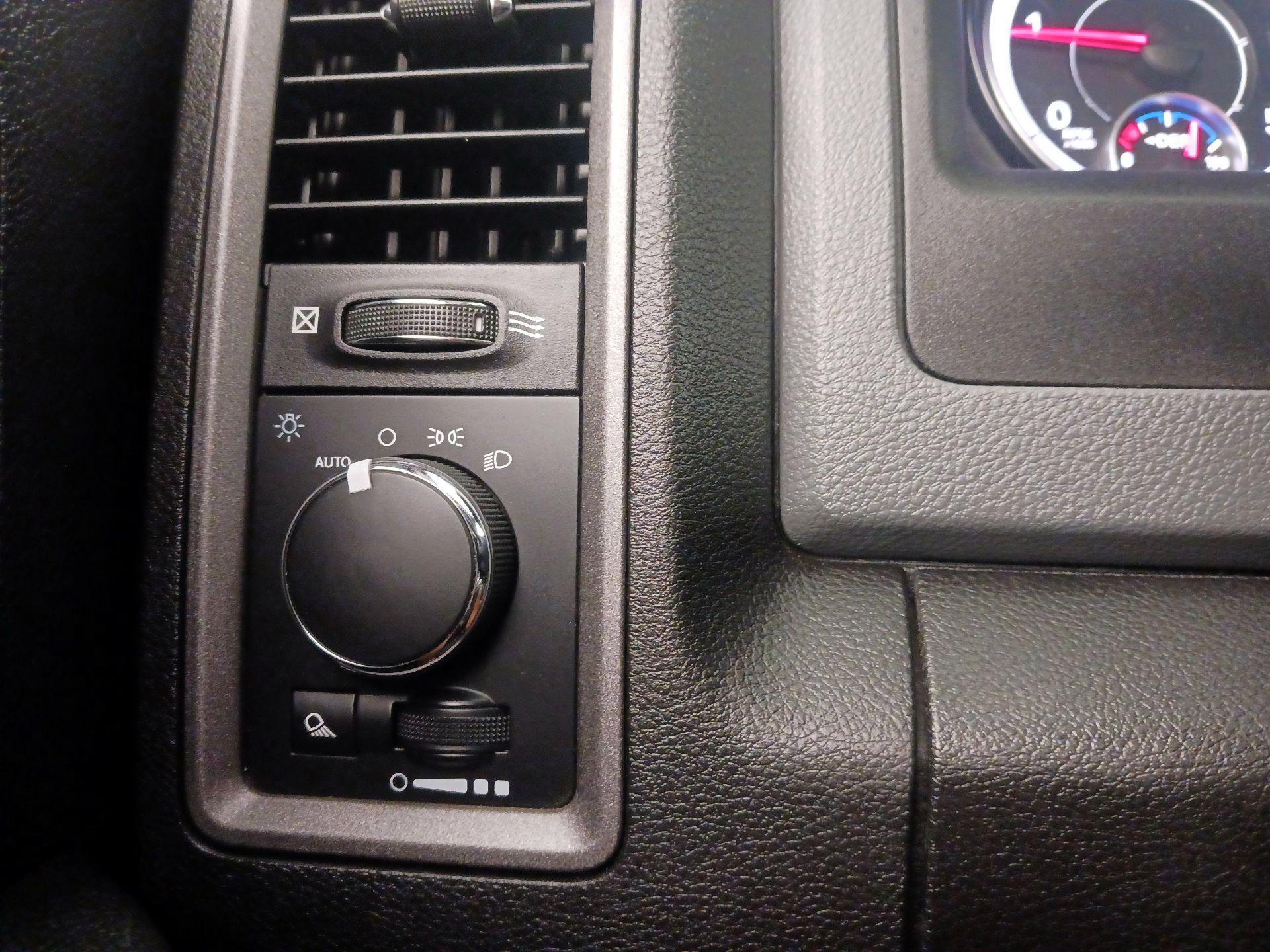 Thumbnail: 2019 RAM 1500 Classic - 13