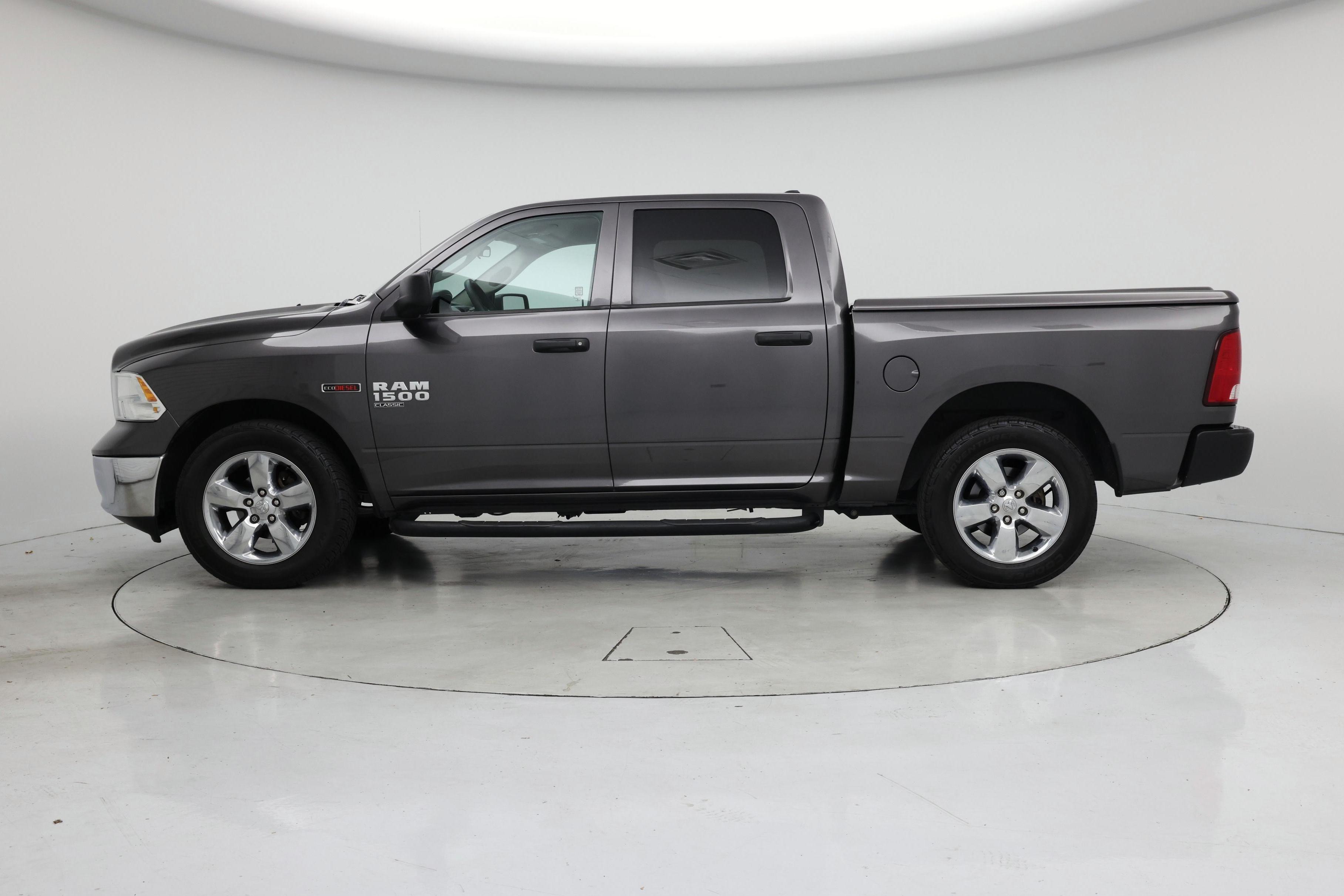 Thumbnail: 2019 RAM 1500 Classic - 3