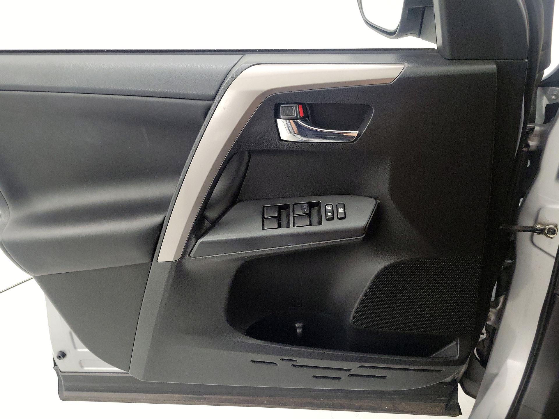 Thumbnail: 2018 Toyota RAV4 - 12