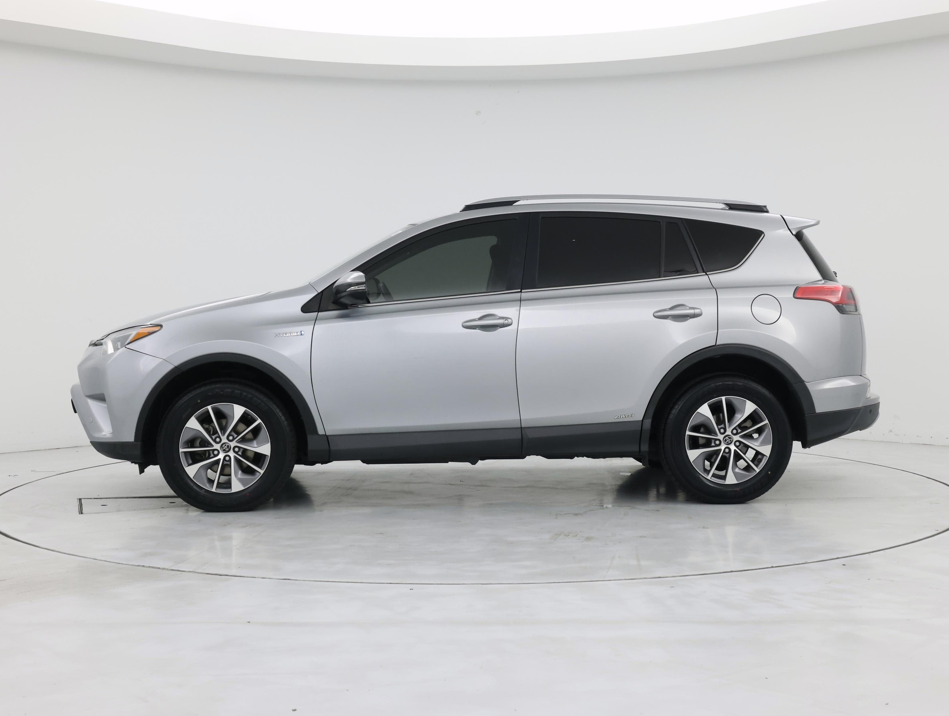 Thumbnail: 2018 Toyota RAV4 - 3