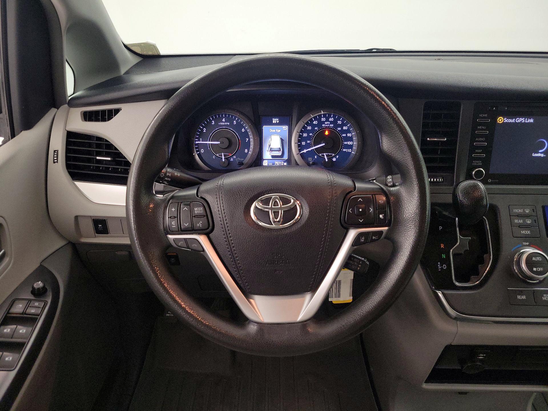 Thumbnail: 2019 Toyota Sienna - 10