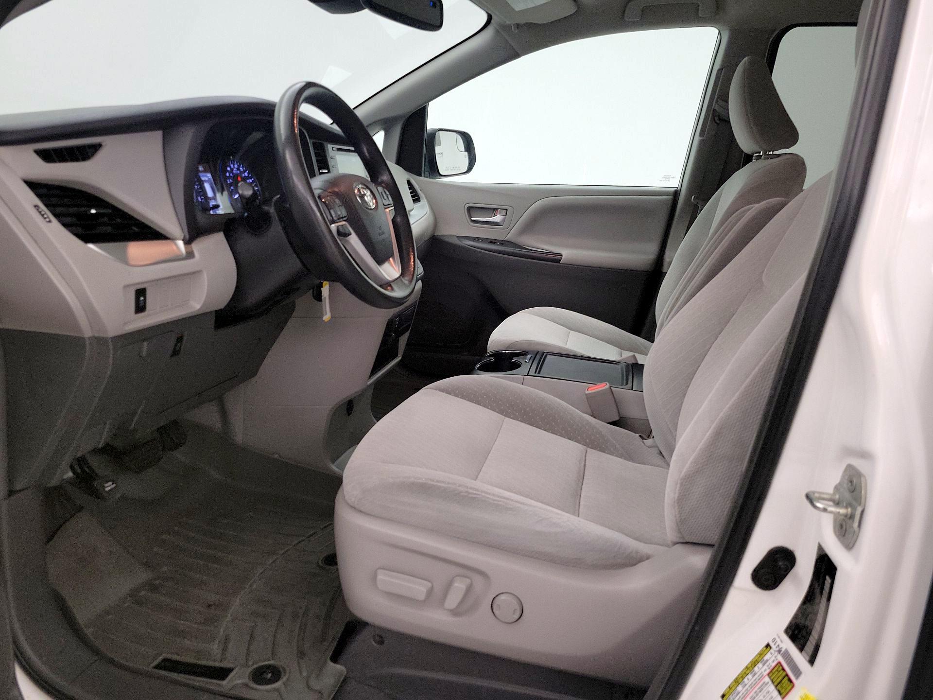 Thumbnail: 2019 Toyota Sienna - 11