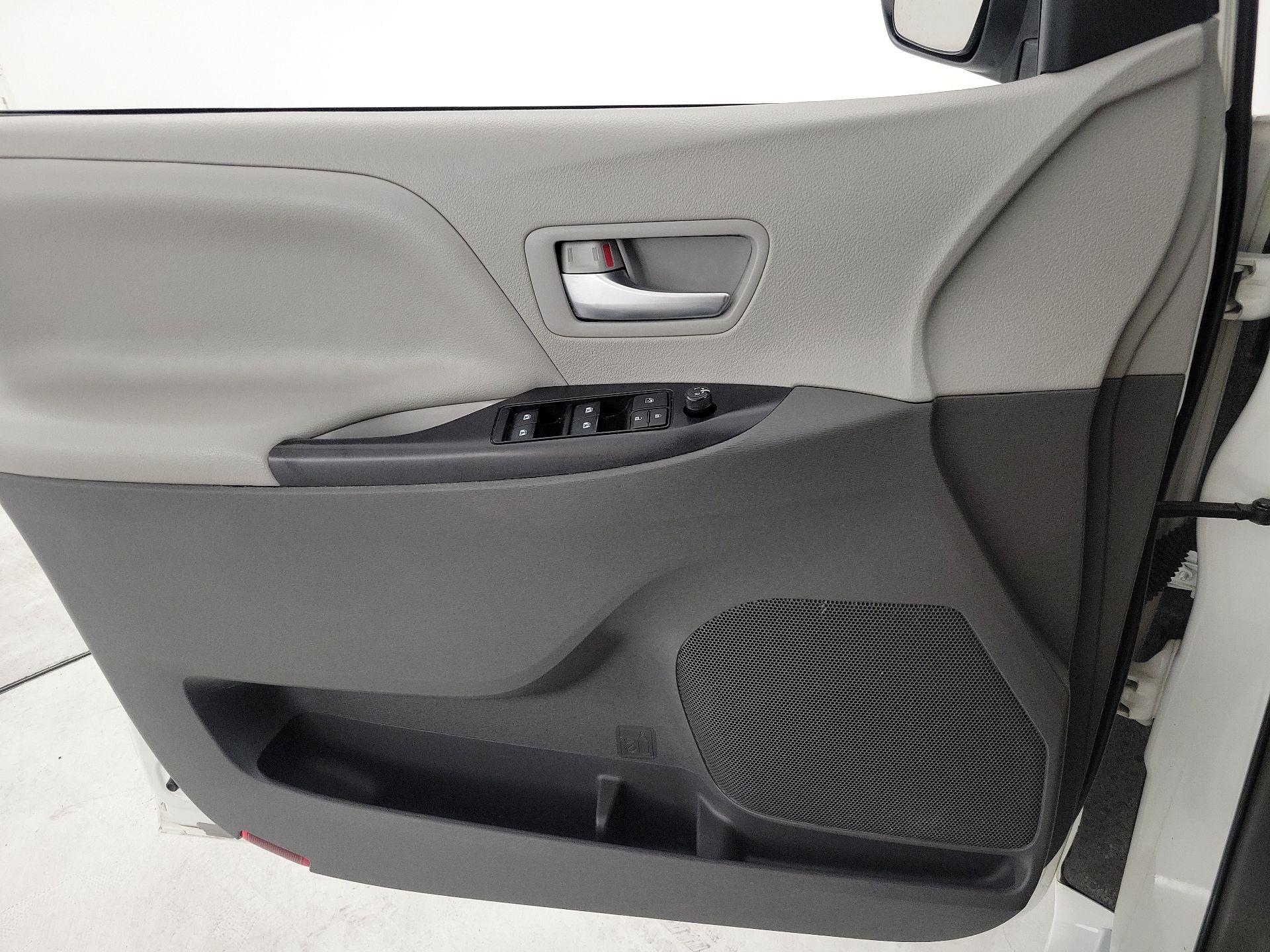 Thumbnail: 2019 Toyota Sienna - 12