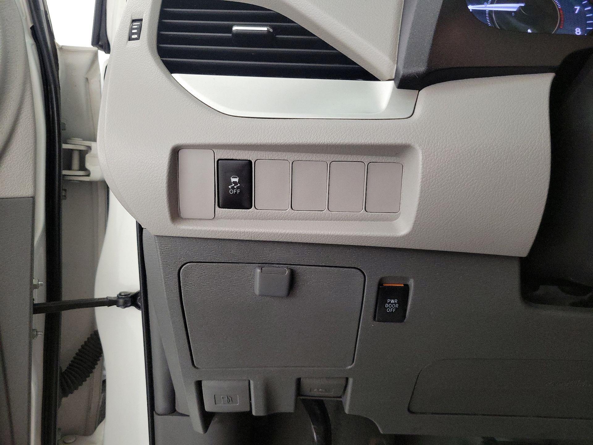 Thumbnail: 2019 Toyota Sienna - 13