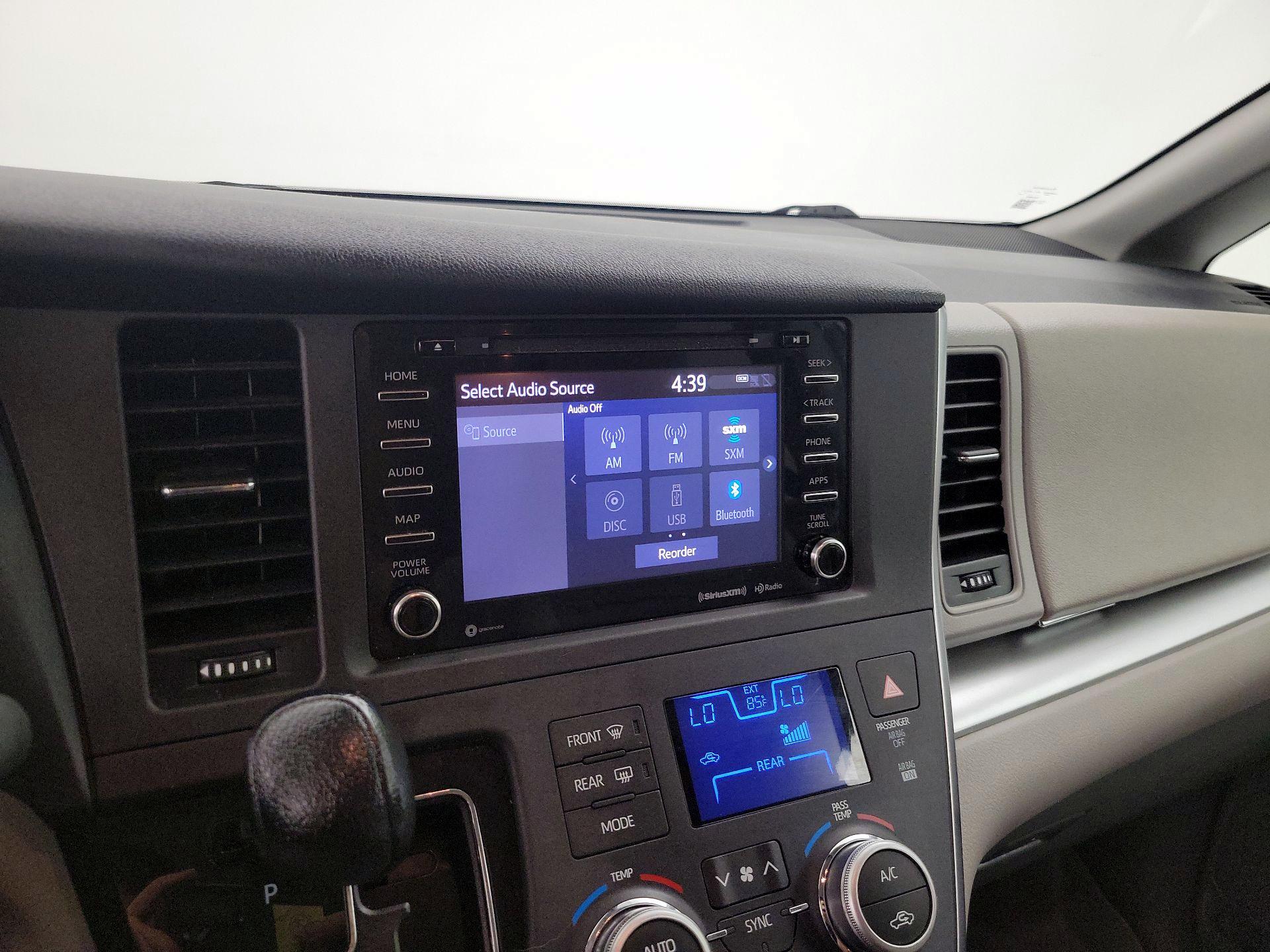 Thumbnail: 2019 Toyota Sienna - 15
