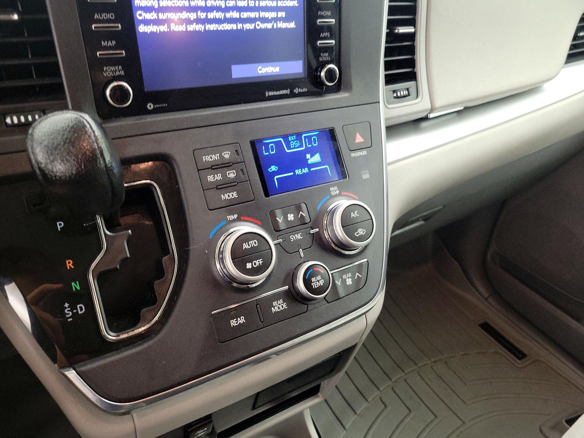 Thumbnail: 2019 Toyota Sienna - 16