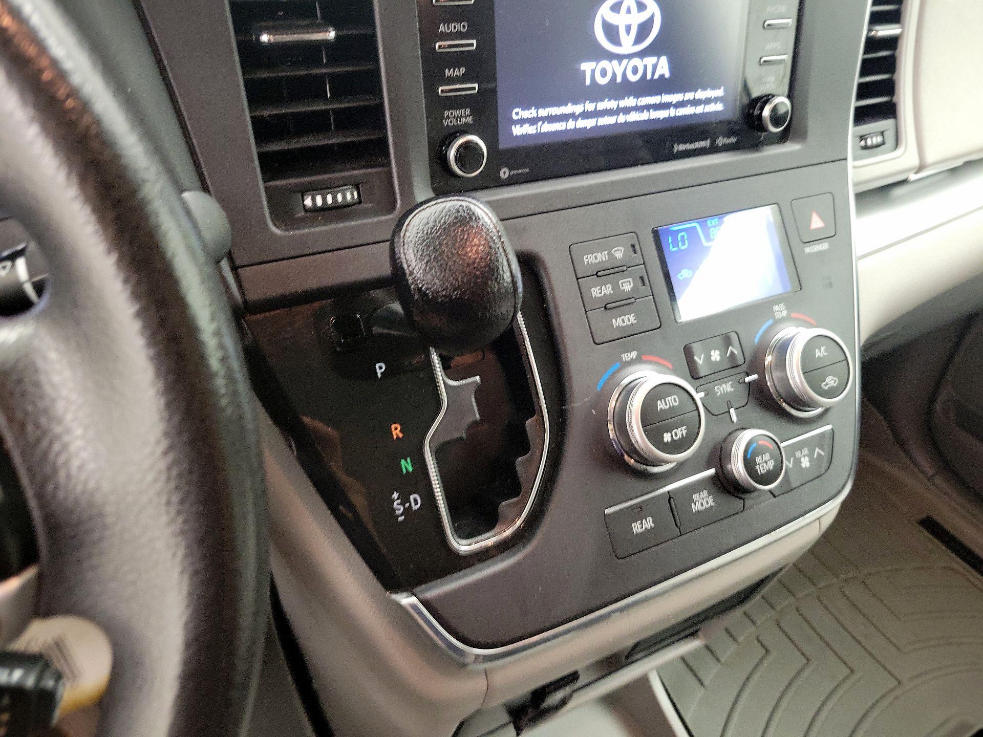 Thumbnail: 2019 Toyota Sienna - 17
