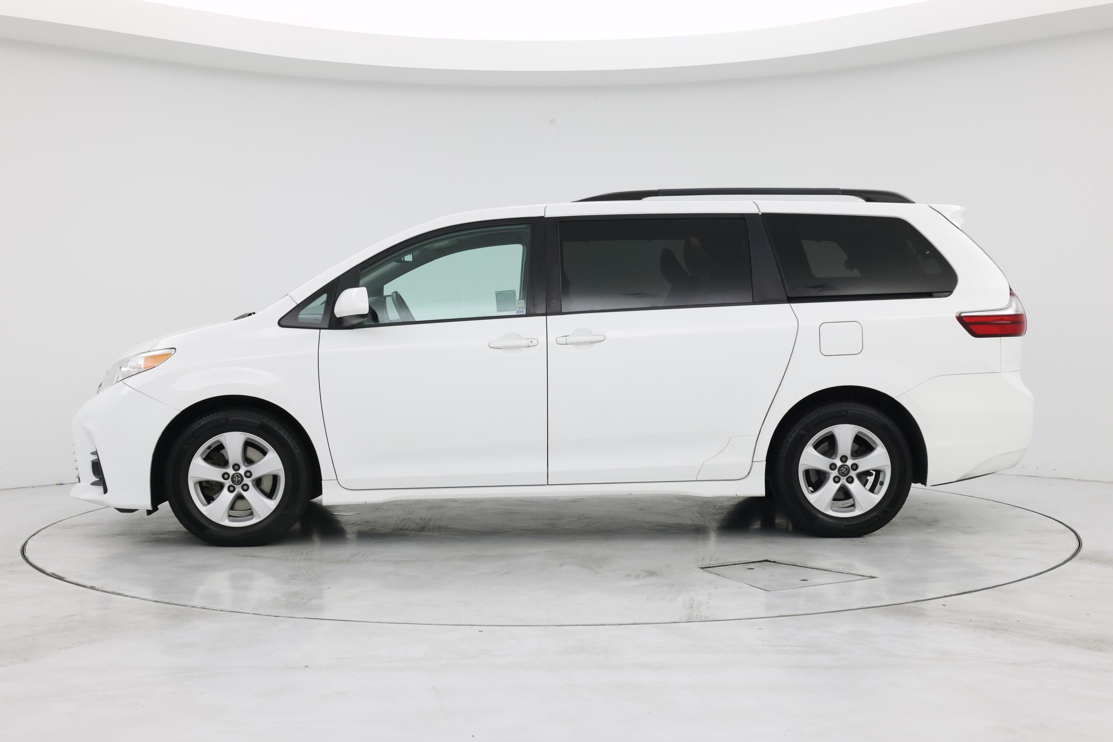 Thumbnail: 2019 Toyota Sienna - 3
