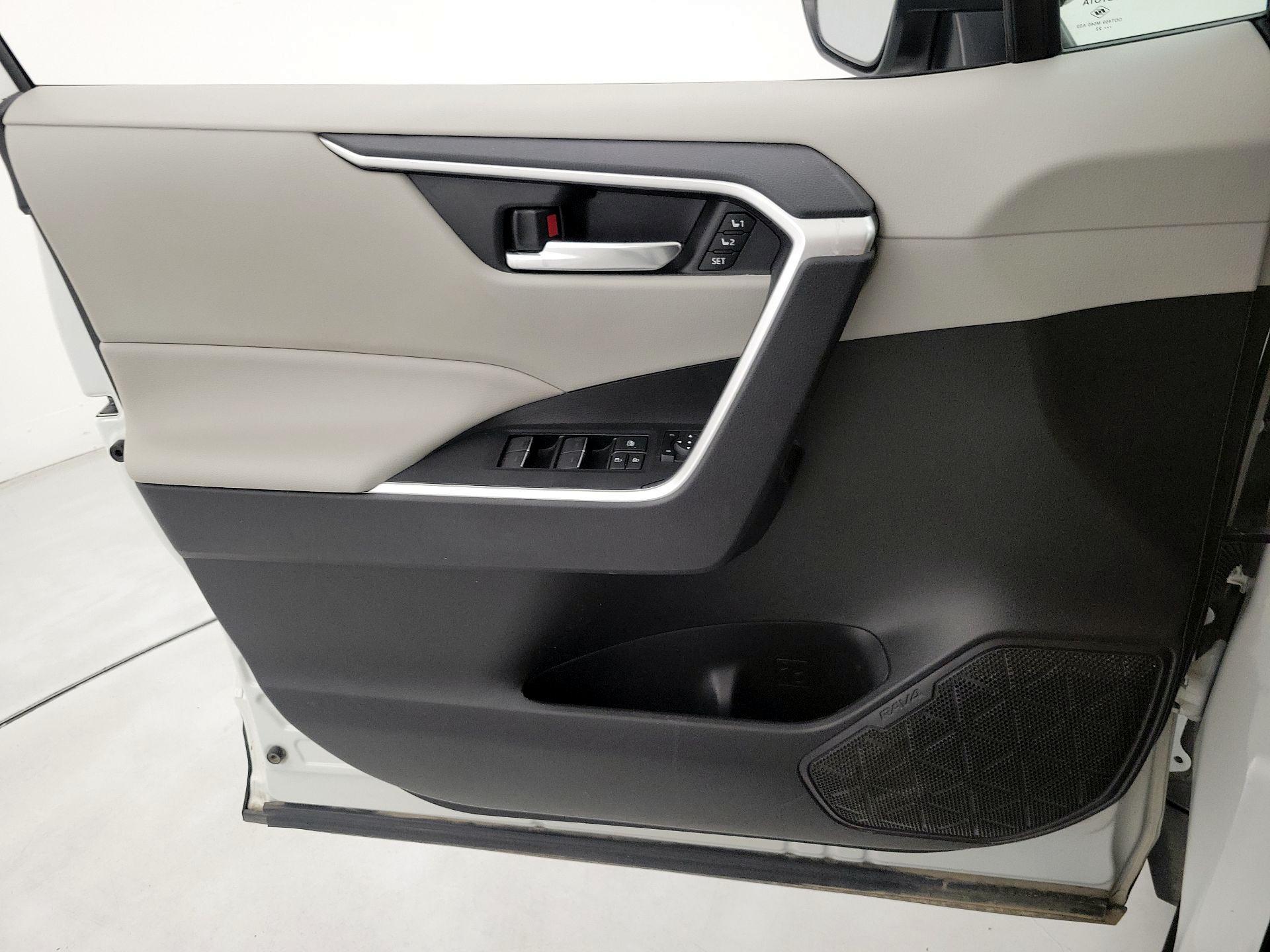 Thumbnail: 2022 Toyota RAV4 - 12