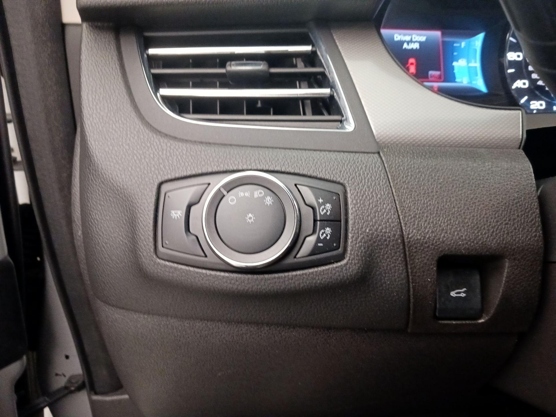 Thumbnail: 2014 Ford Edge - 13