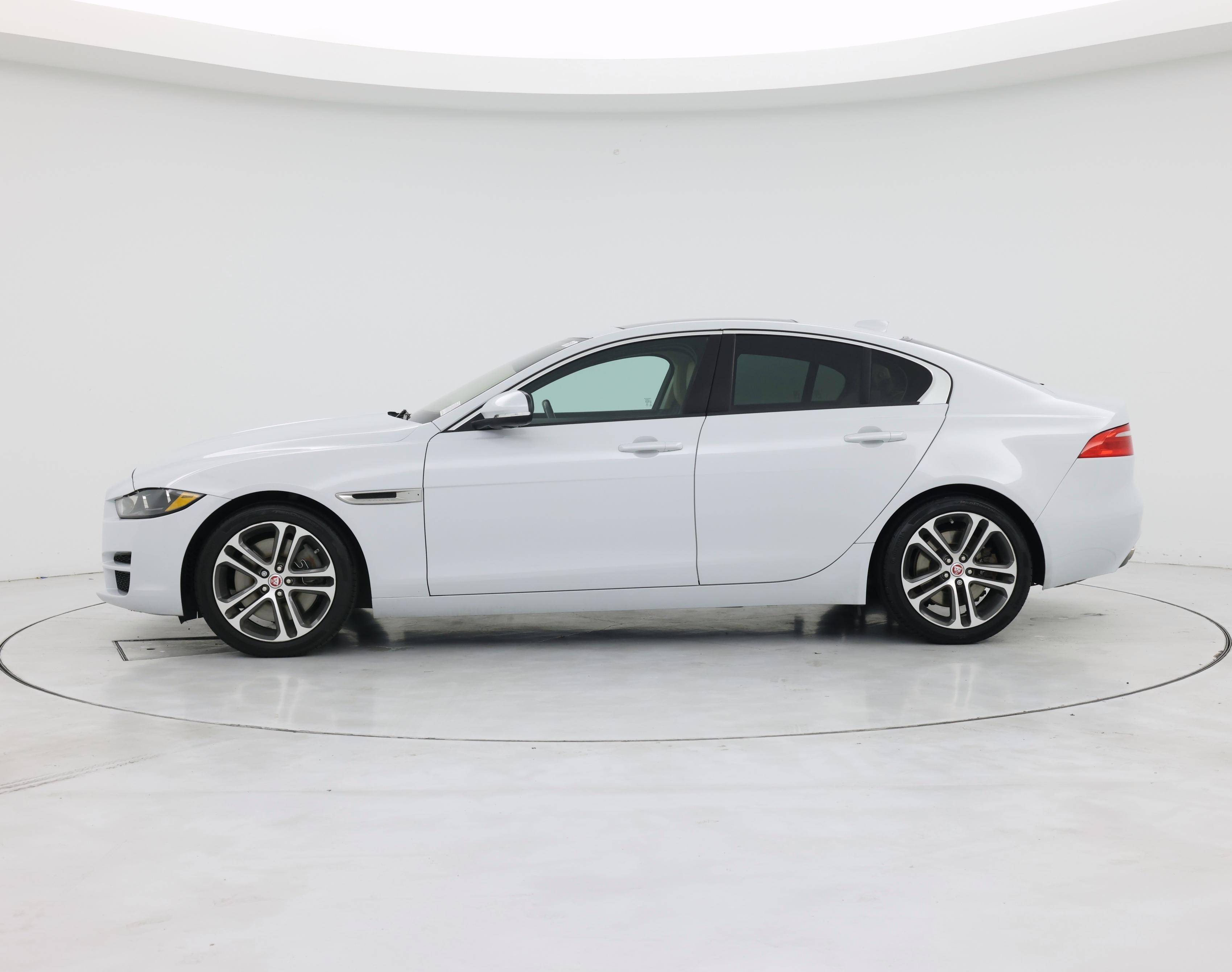 Thumbnail: 2017 Jaguar XE - 3