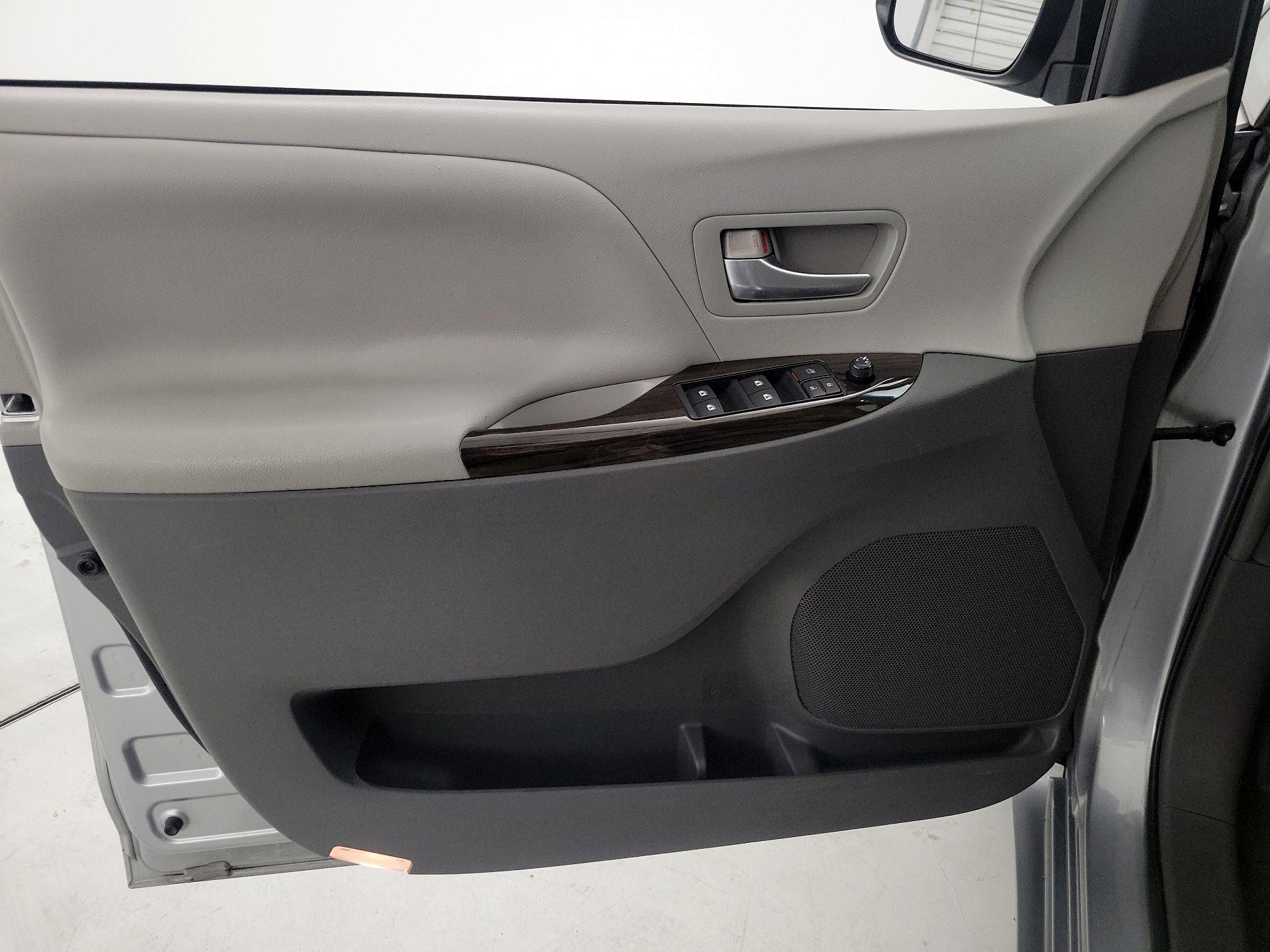 Thumbnail: 2015 Toyota Sienna - 12