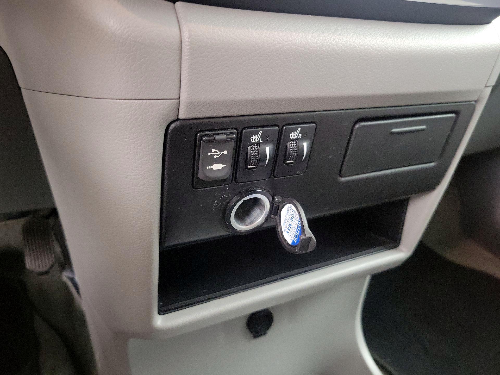 Thumbnail: 2015 Toyota Sienna - 19