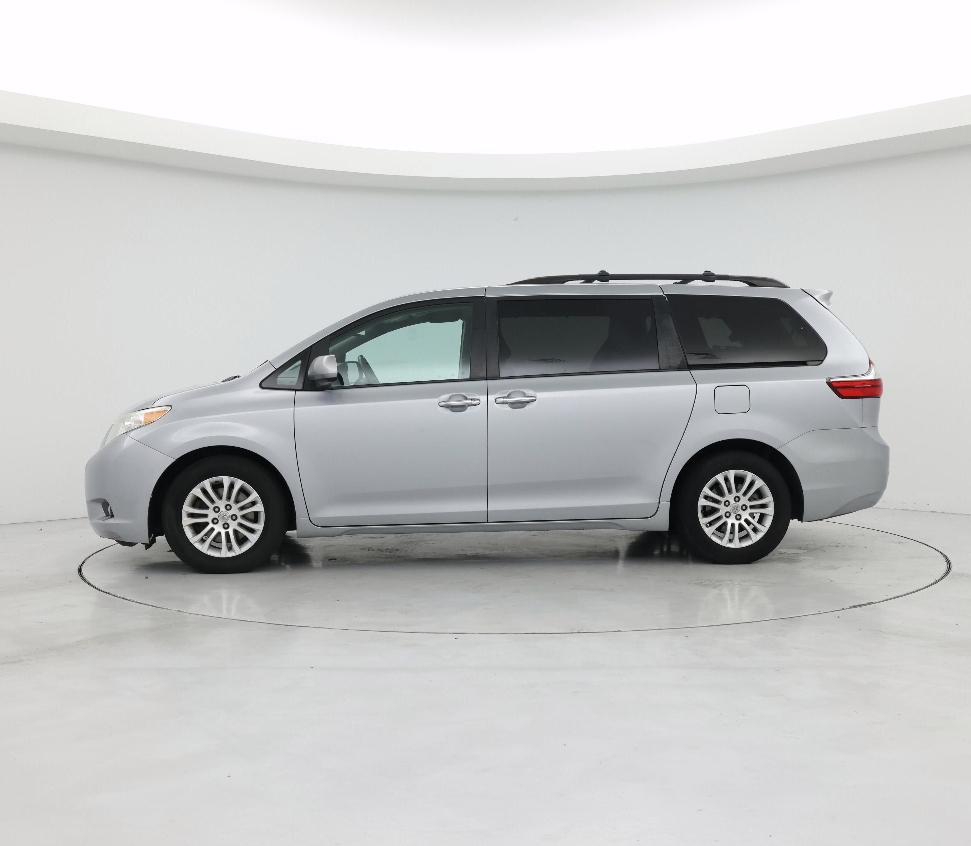 Thumbnail: 2015 Toyota Sienna - 3