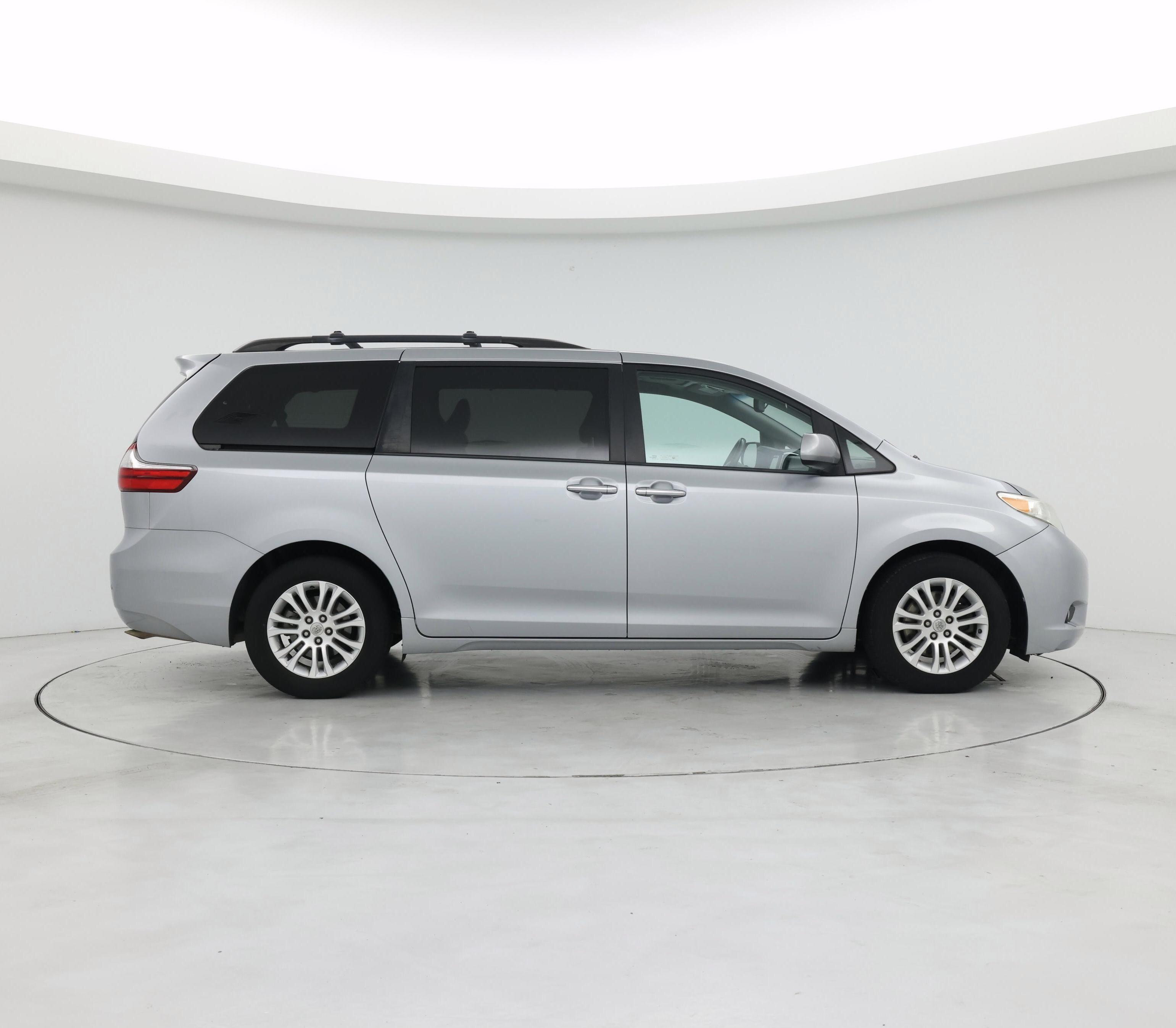 Thumbnail: 2015 Toyota Sienna - 7