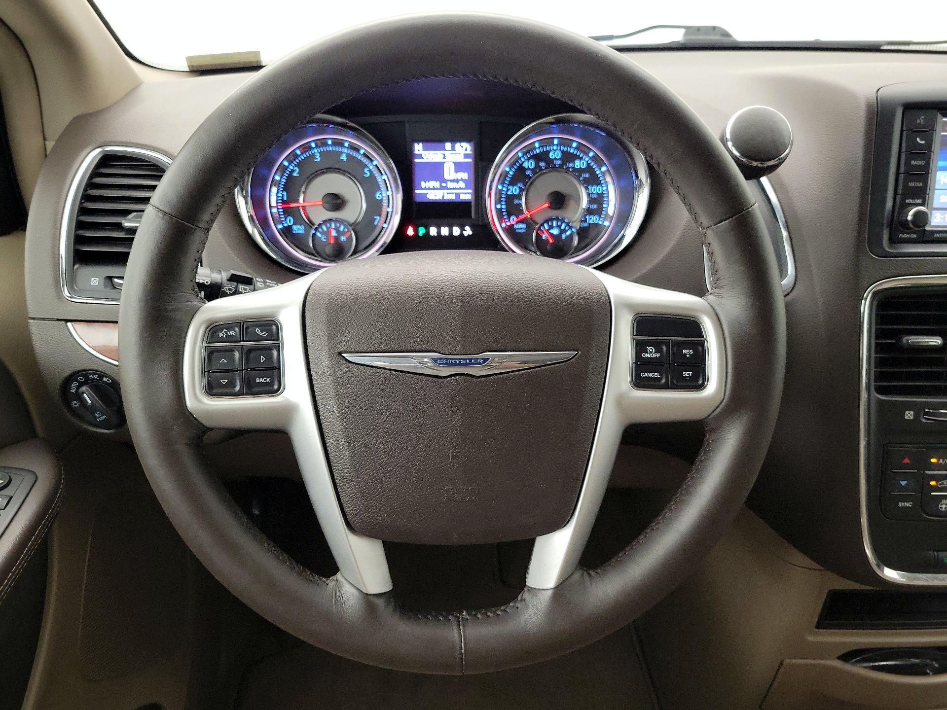 Thumbnail: 2016 Chrysler Town & Country - 10