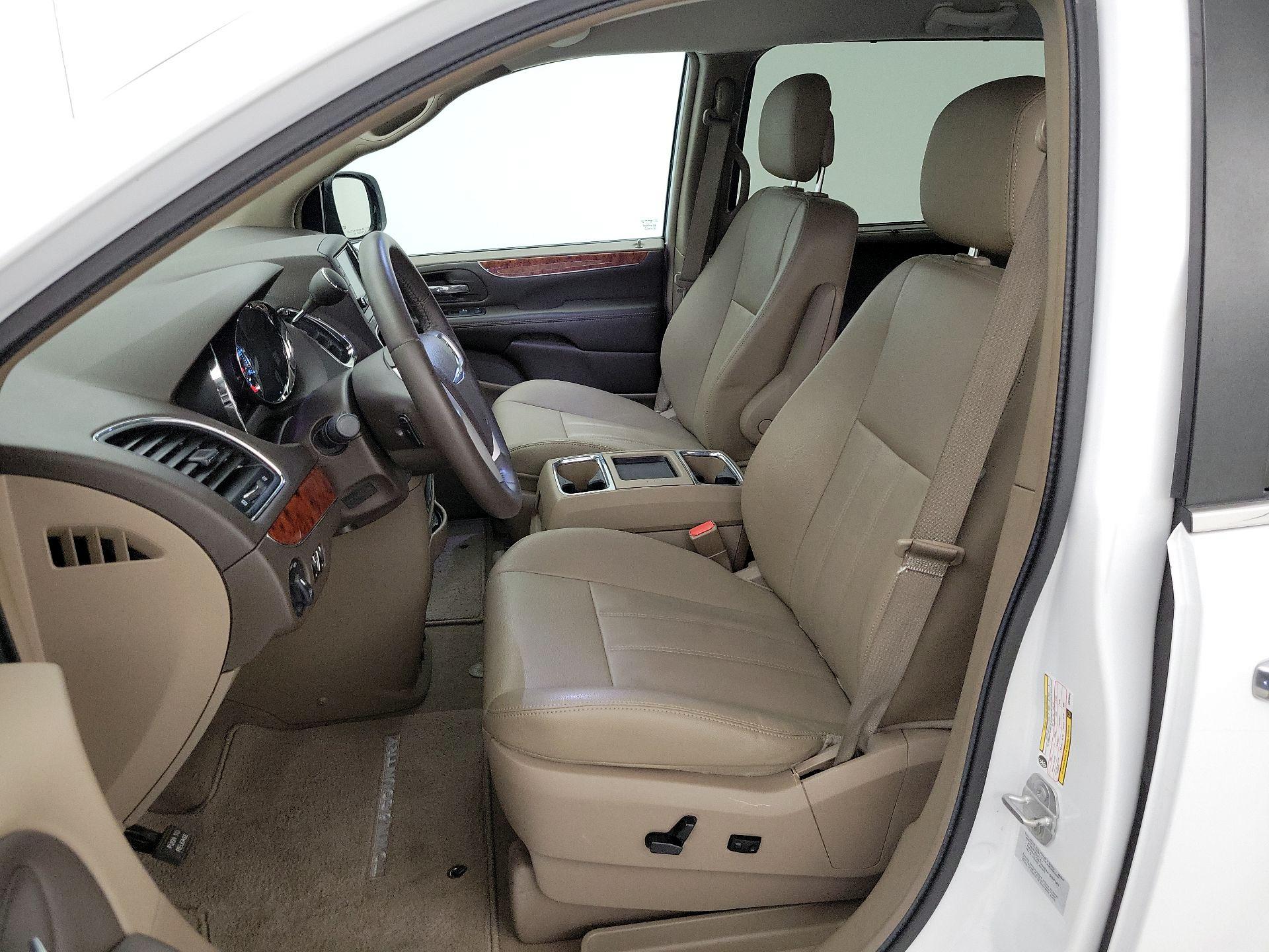 Thumbnail: 2016 Chrysler Town & Country - 11